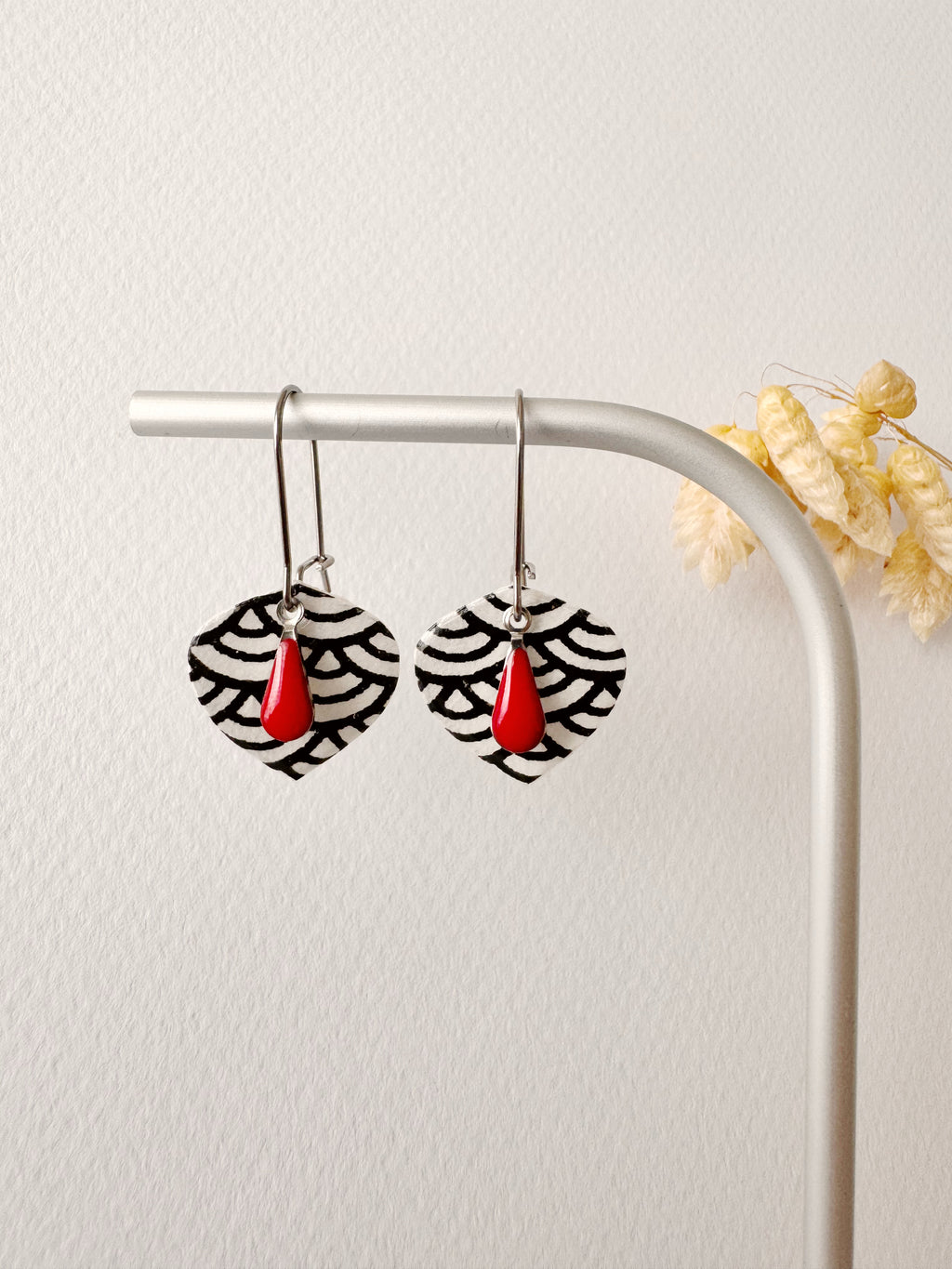 Boucles pendantes YUMI, noir, rouge, argenté, motif japonais