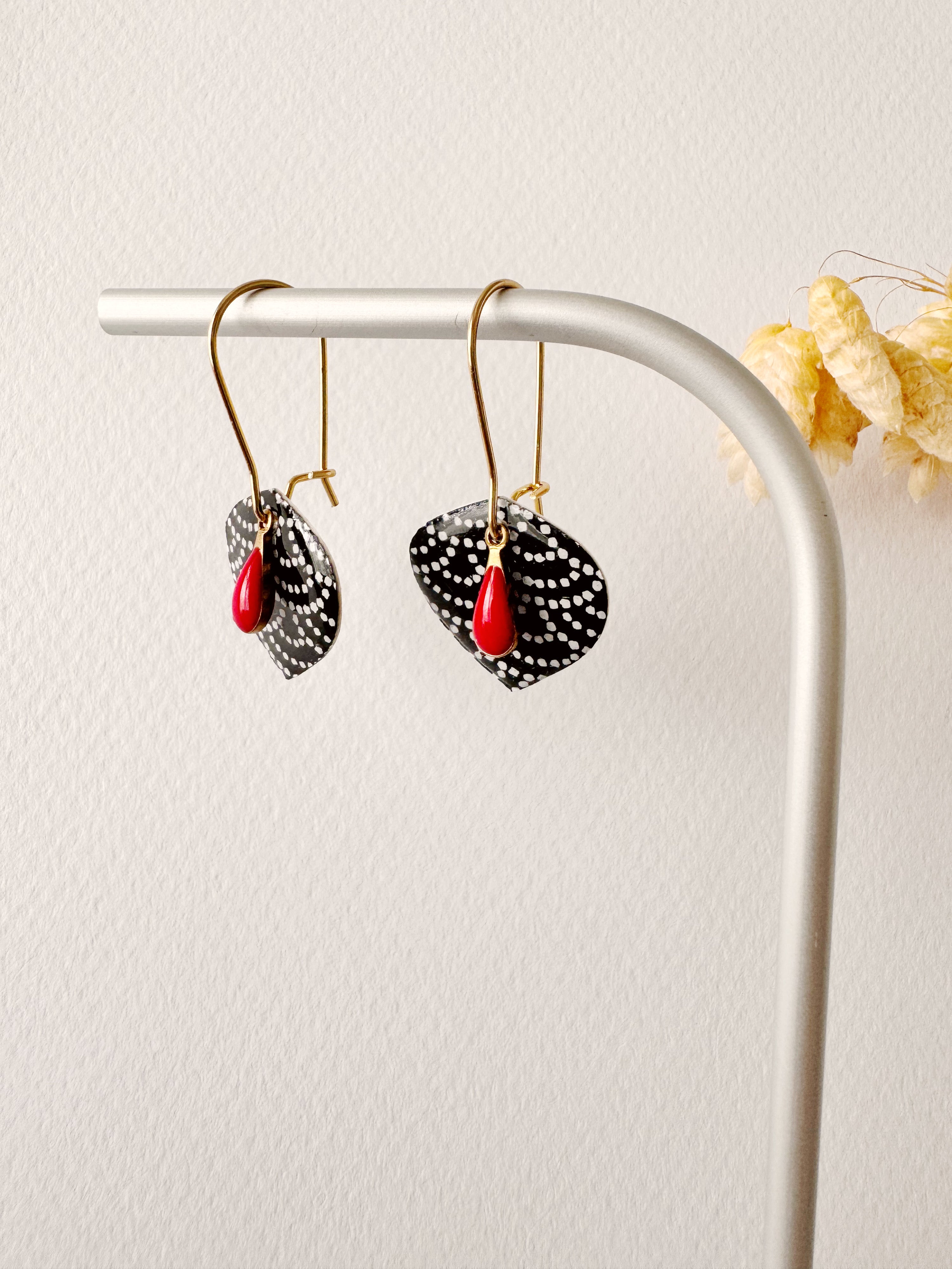 Boucles pendantes YUMI, noir, rouge, doré, motif japonais