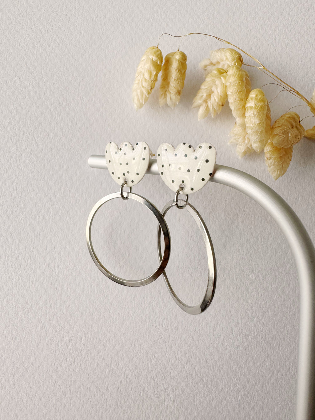 Boucles pendantes MALIA, blanc, noir, argenté, motif pois