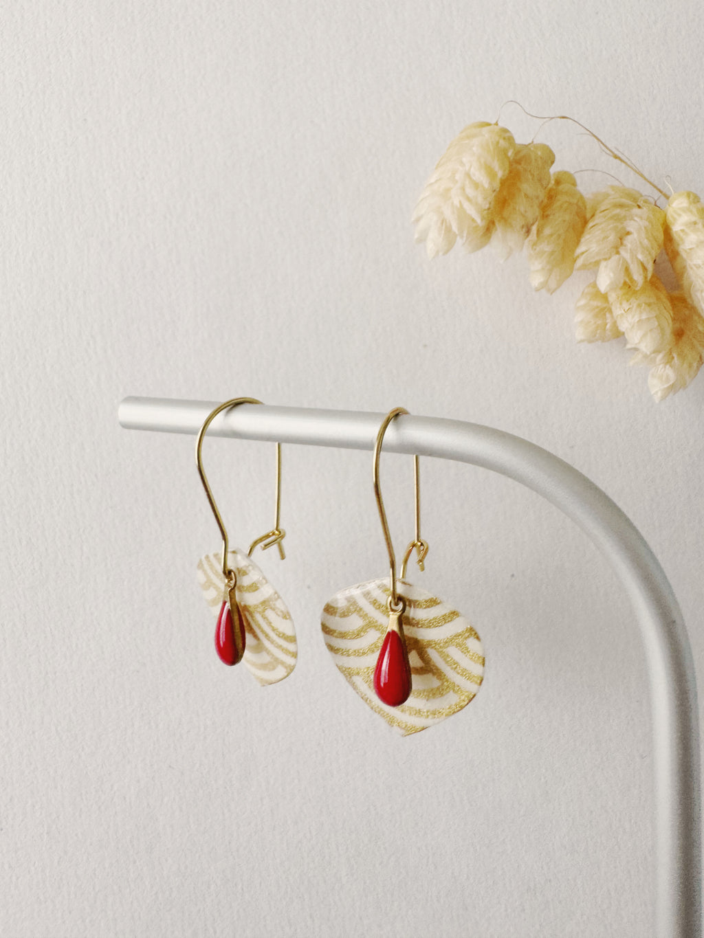 Boucles pendantes YUMI, blanc, doré, rouge, motif japonais
