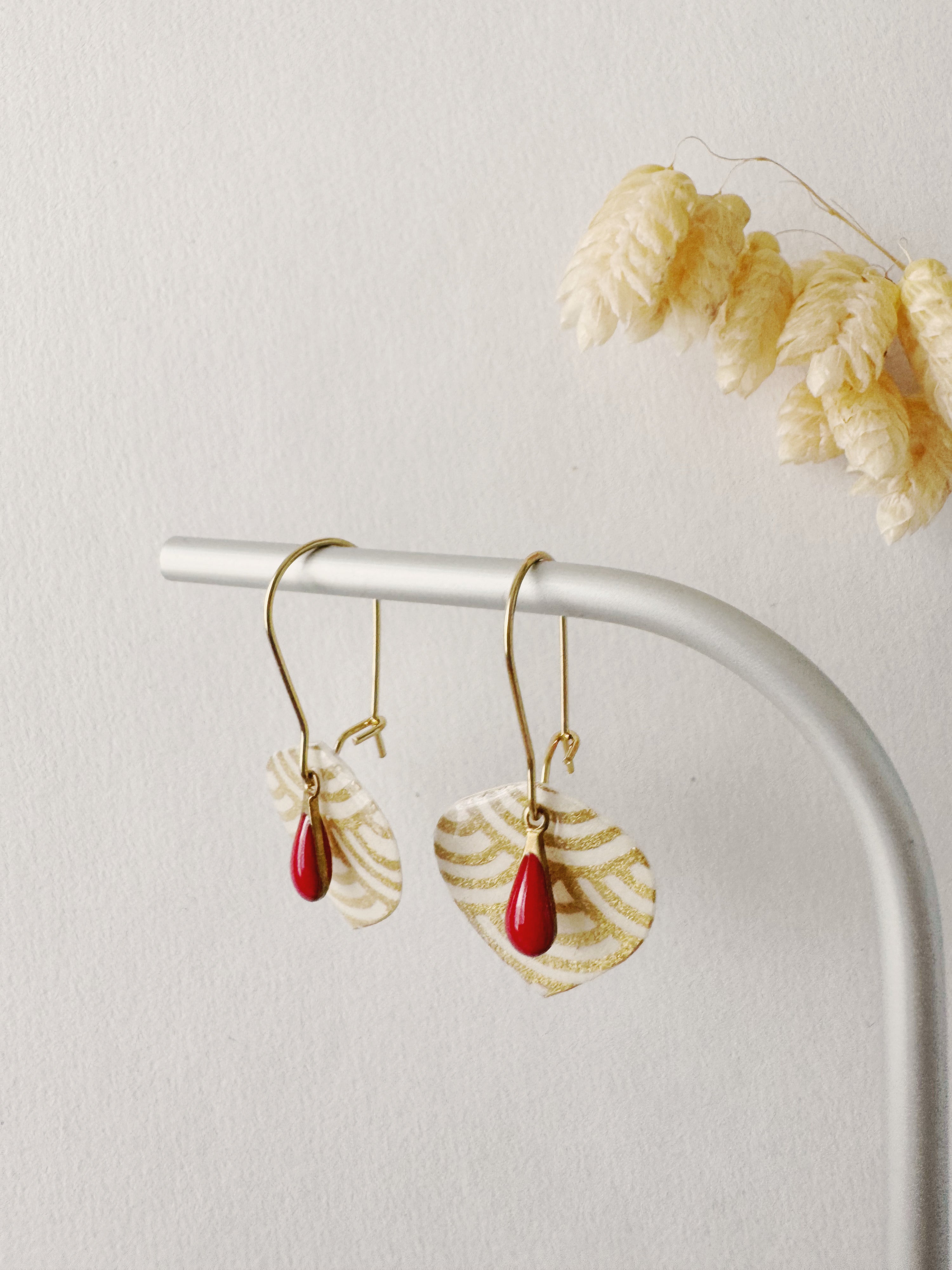 Boucles pendantes YUMI, blanc, doré, rouge, motif japonais