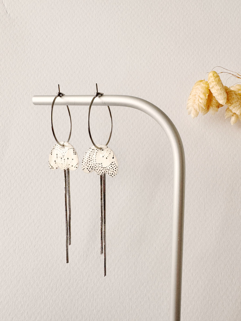 Boucles pendantes MIKI, blanc, noir, argenté, motif fleurs