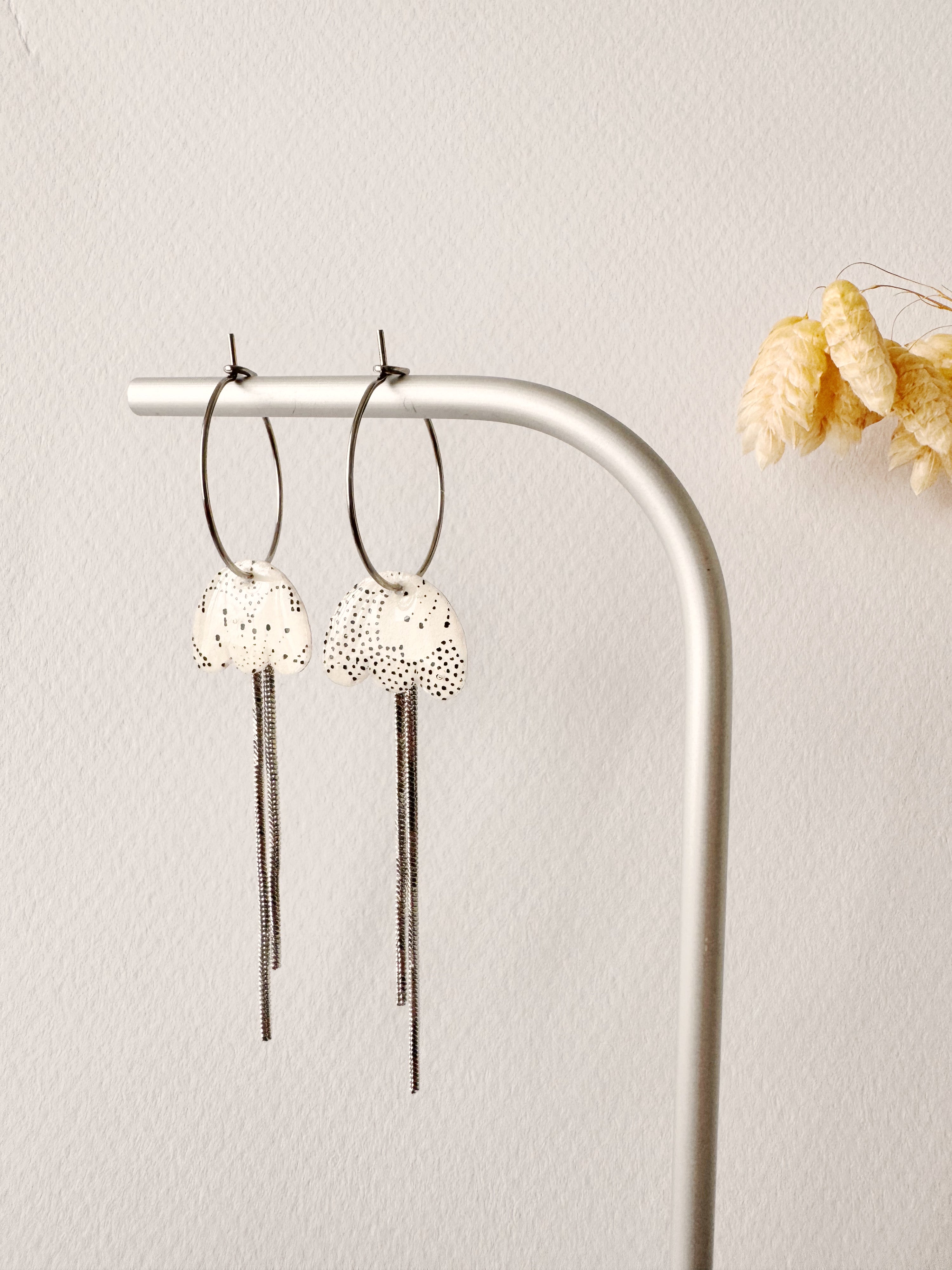 Boucles pendantes MIKI, blanc, noir, argenté, motif fleurs