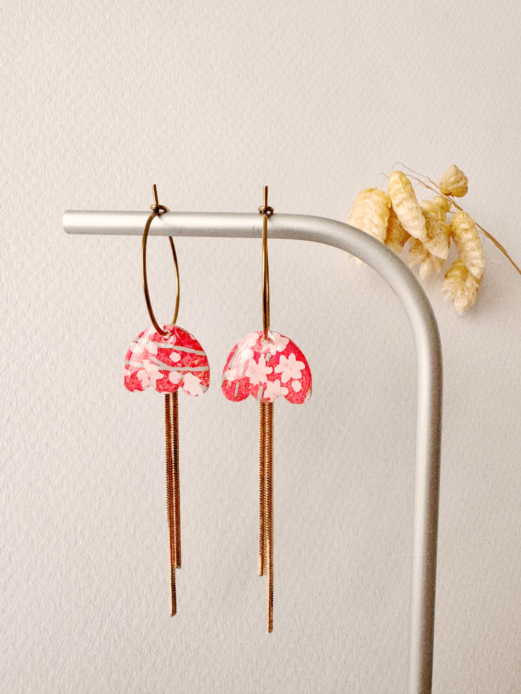 Boucles pendantes MIKI, blanc, rose, doré, motif fleurs
