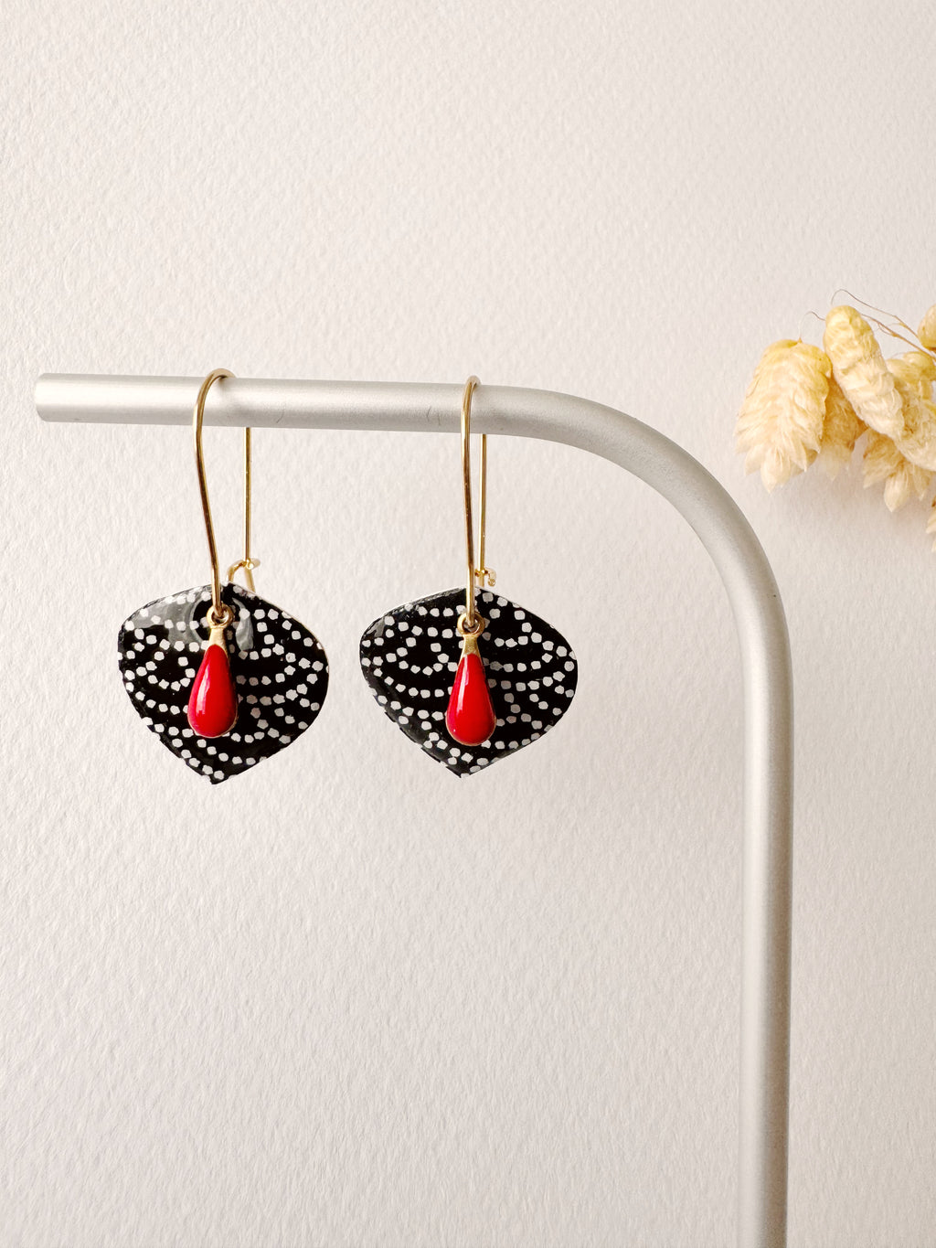 Boucles pendantes YUMI, noir, rouge, doré, motif japonais