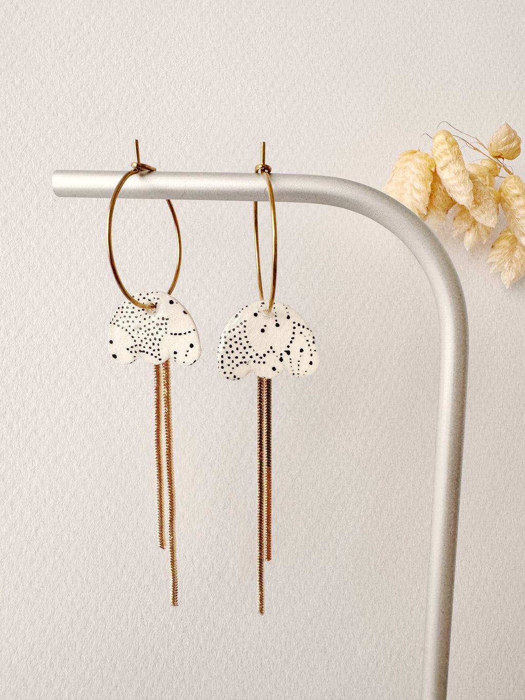 Boucles pendantes MIKI, blanc, noir, doré, motif fleurs