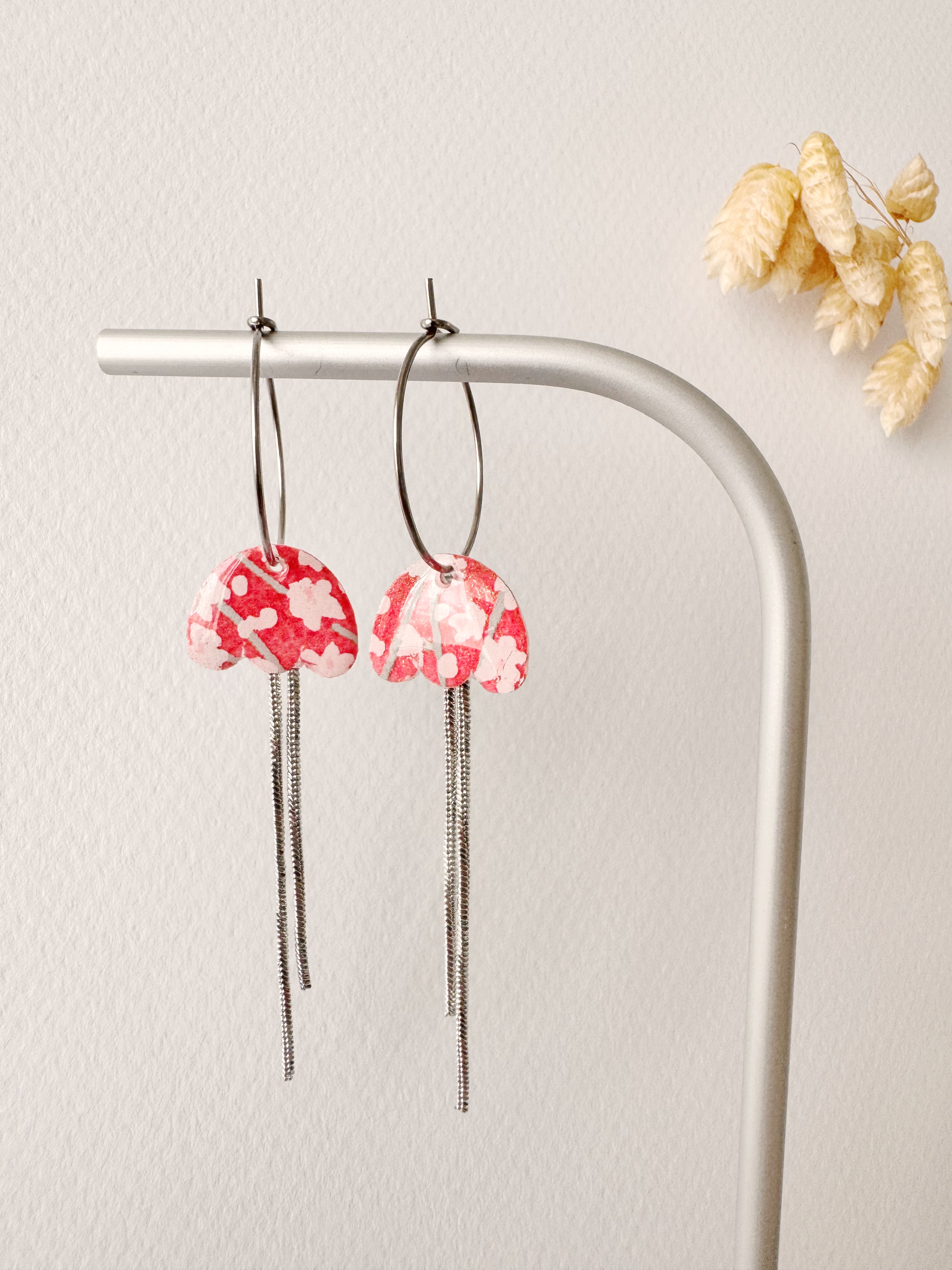 Boucles pendantes MIKI, blanc, rose, argenté, motif fleurs