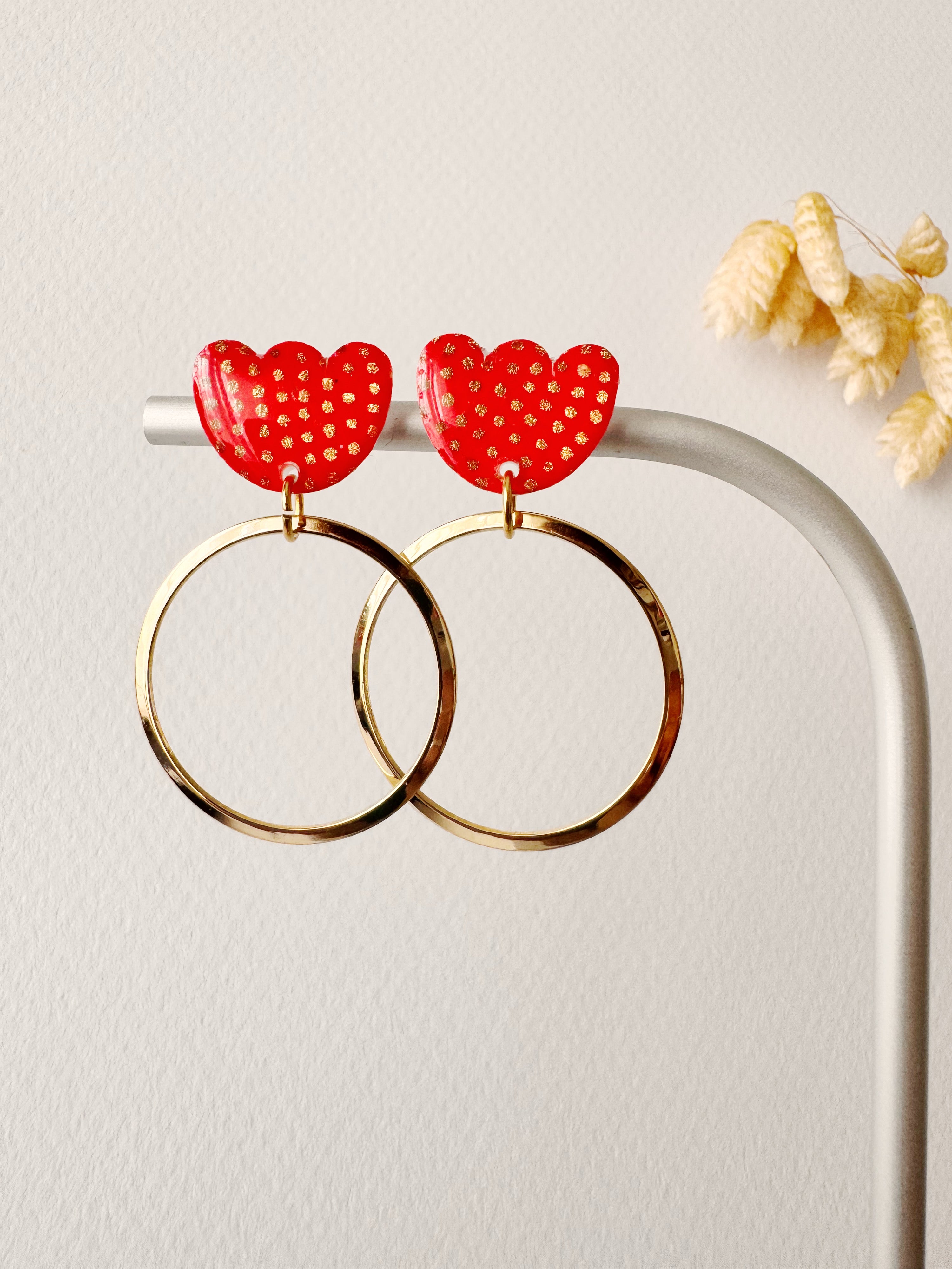 Boucles pendantes MALIA, rouge orangé, doré, motif pois