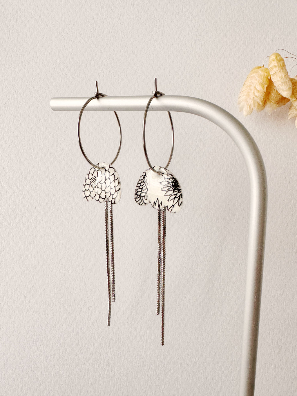 Boucles pendantes MIKI, blanc, noir, argenté, motif fleurs