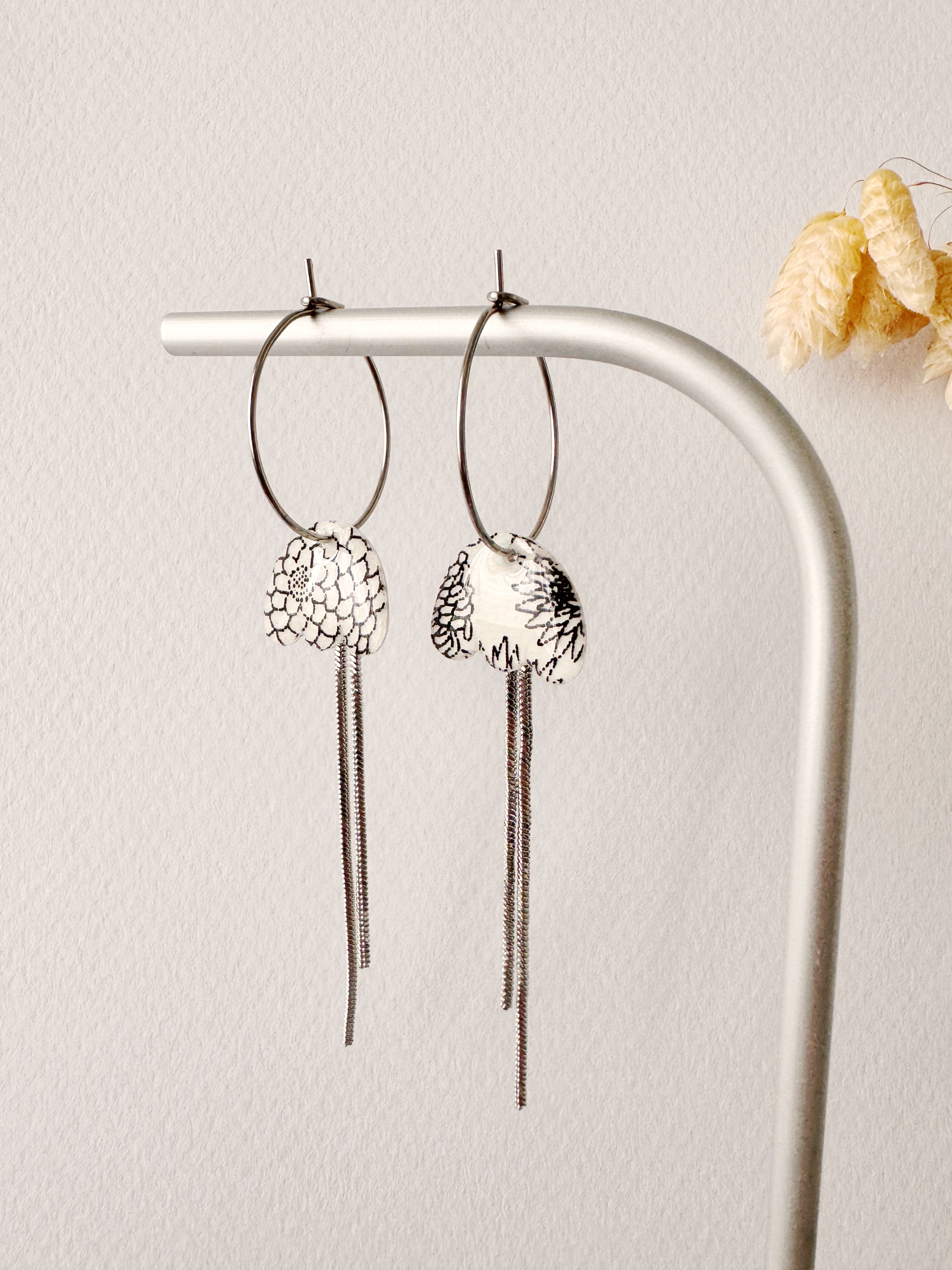 Boucles pendantes MIKI, blanc, noir, argenté, motif fleurs