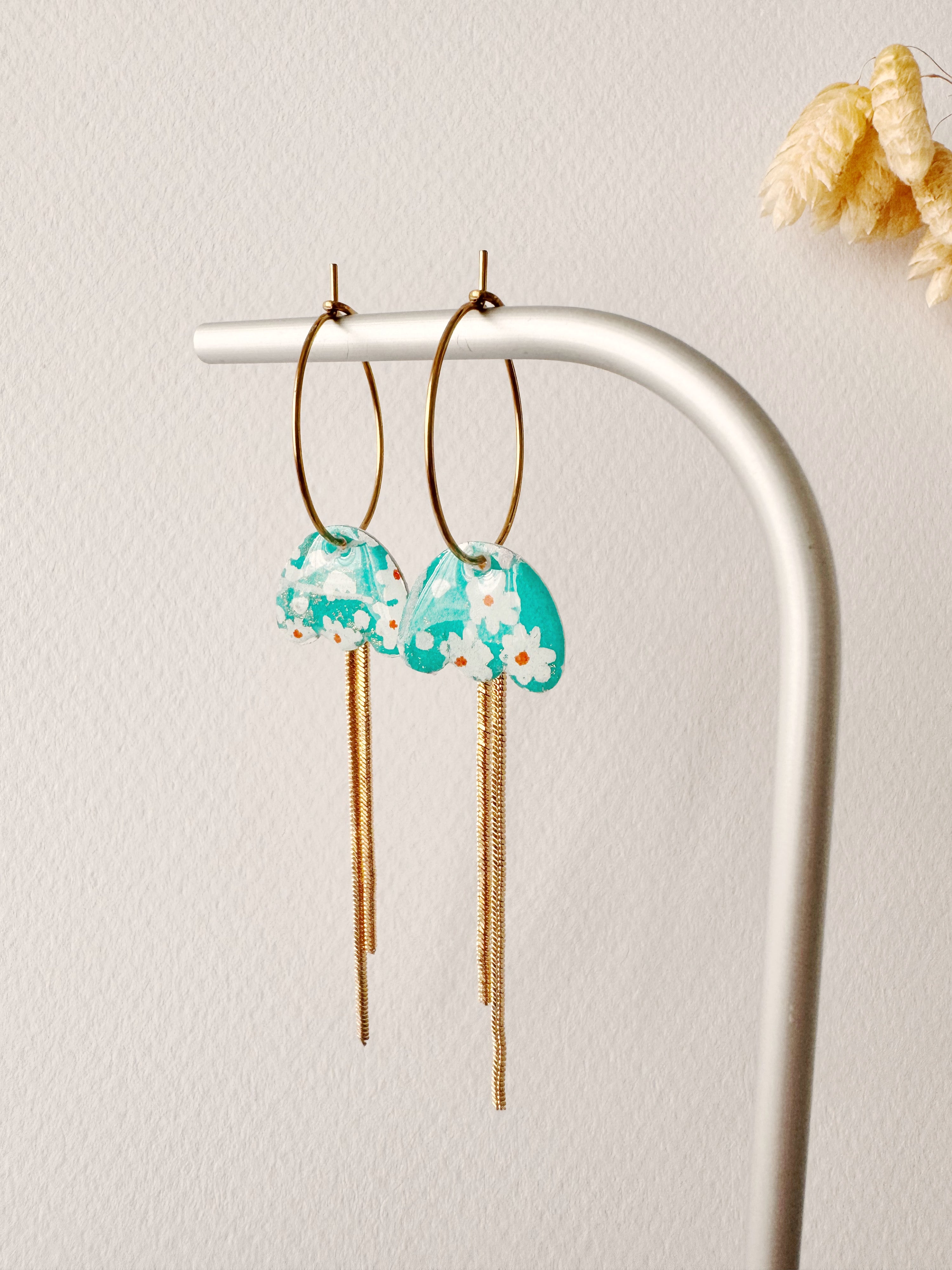 Boucles pendantes MIKI, blanc, bleu, doré, motif fleurs