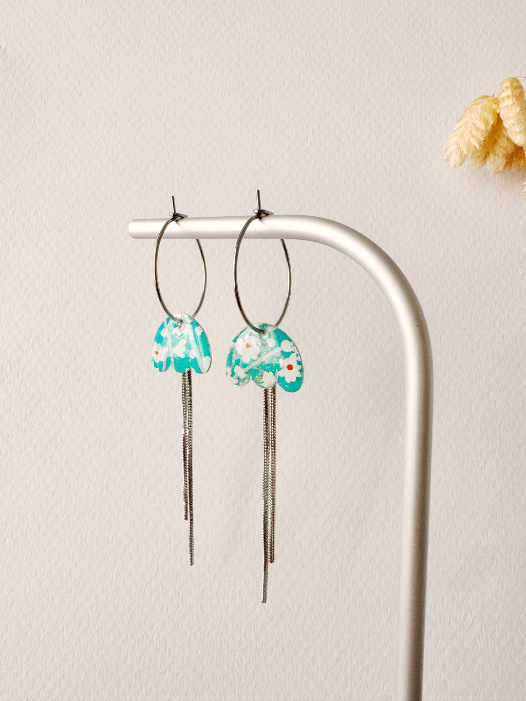 Boucles pendantes MIKI, blanc, bleu, argenté, motif fleurs