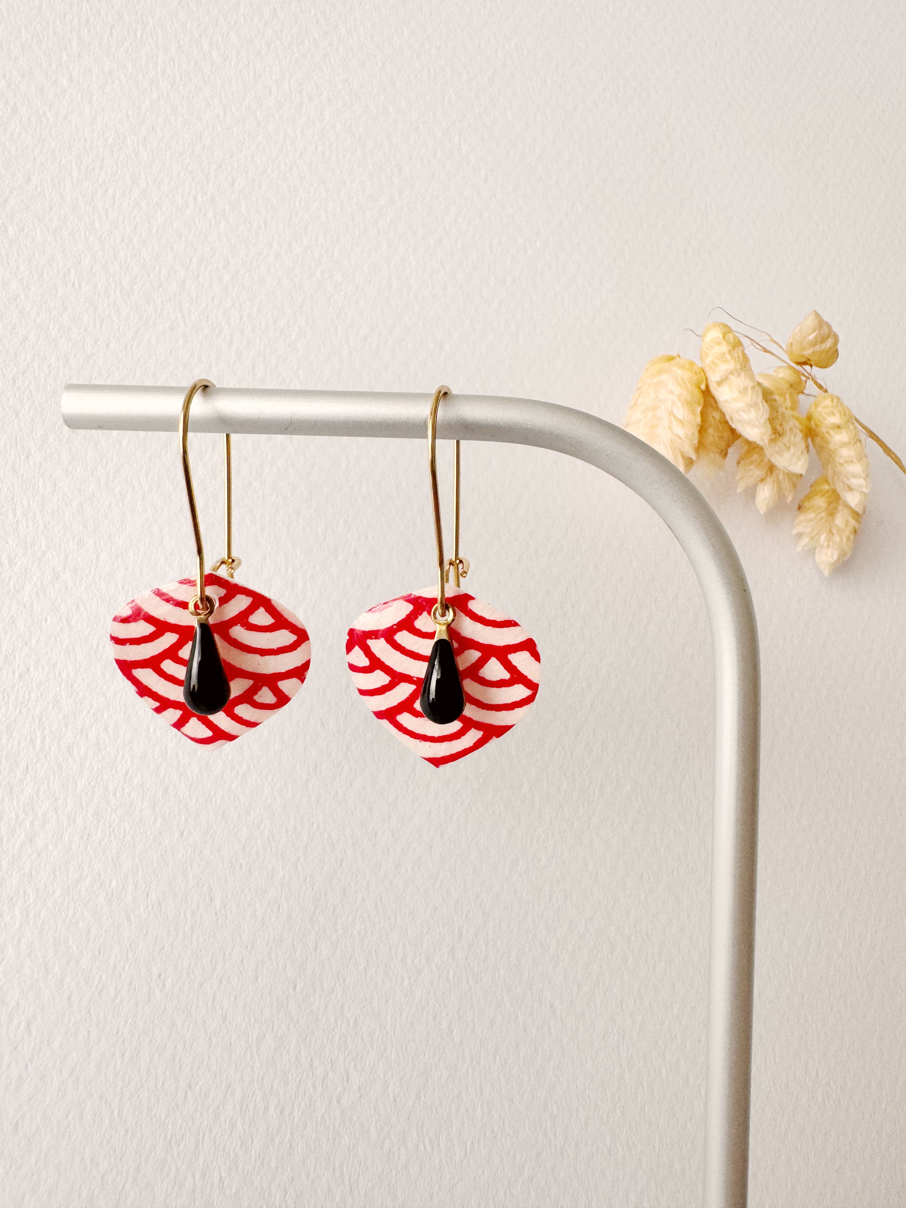 Boucles pendantes YUMI, rouge, noir, doré, motif japonais