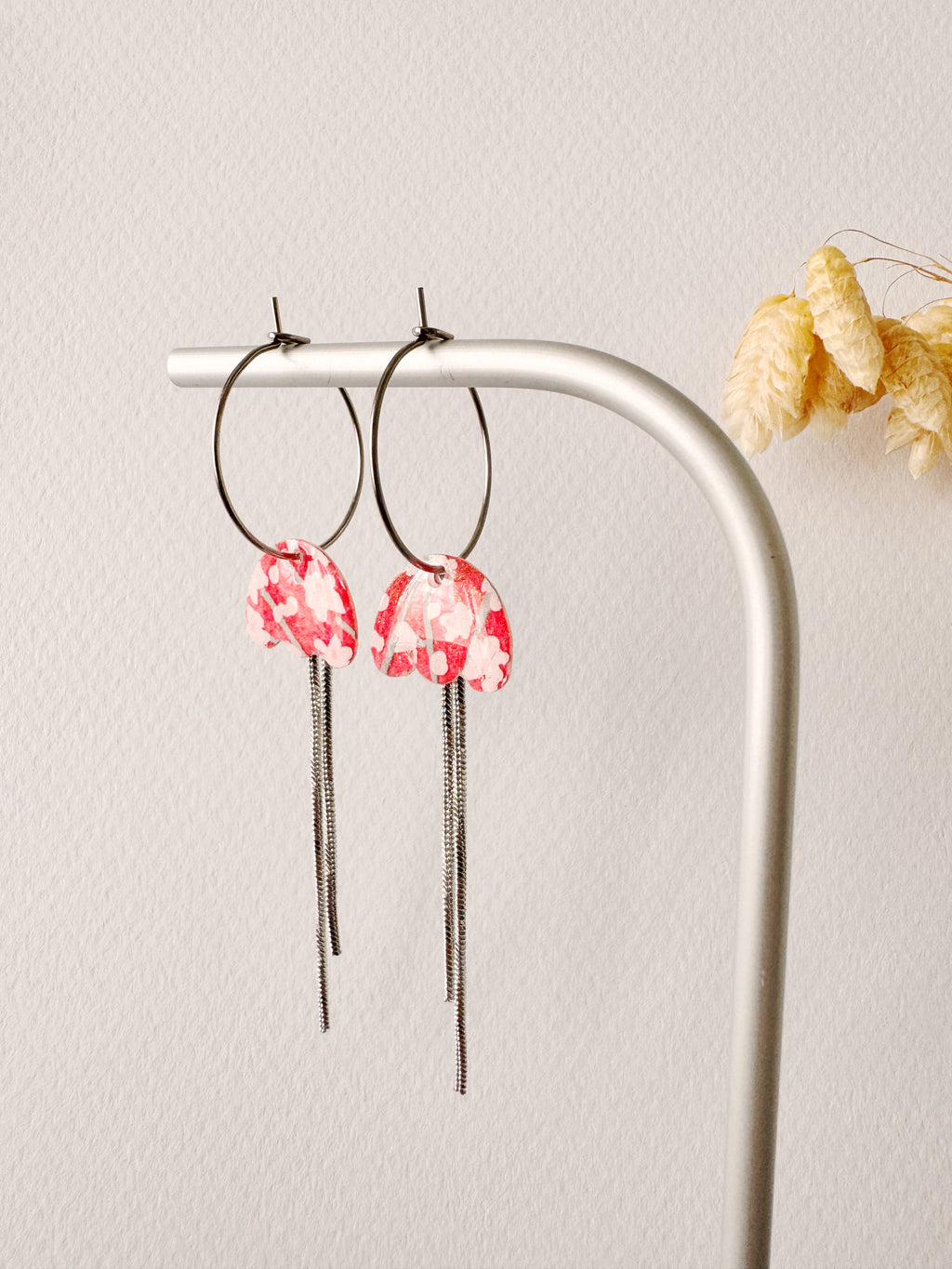 Boucles pendantes MIKI, blanc, rose, argenté, motif fleurs