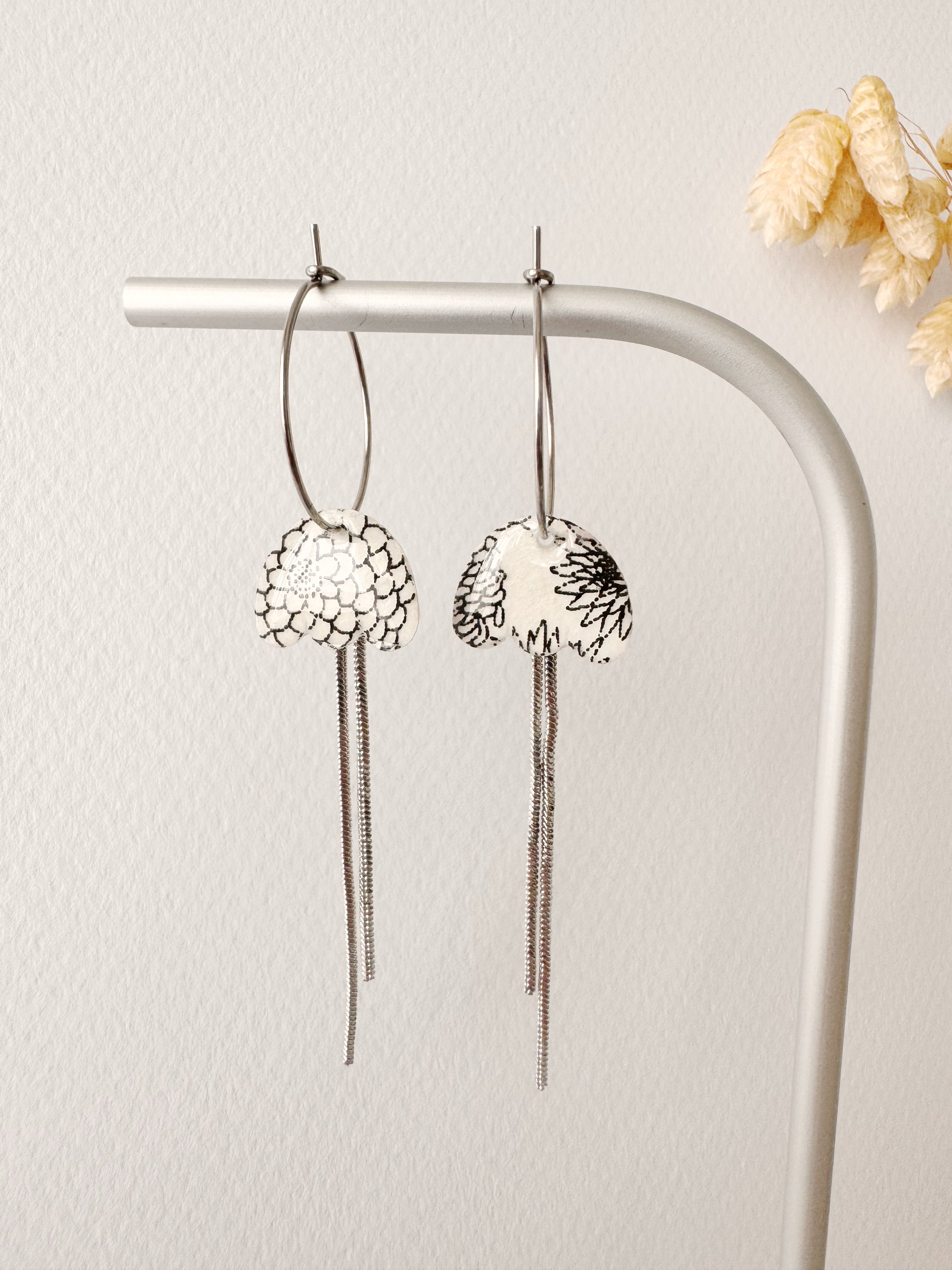 Boucles pendantes MIKI, blanc, noir, argenté, motif fleurs