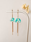 Boucles pendantes MIKI, blanc, bleu, doré, motif fleurs