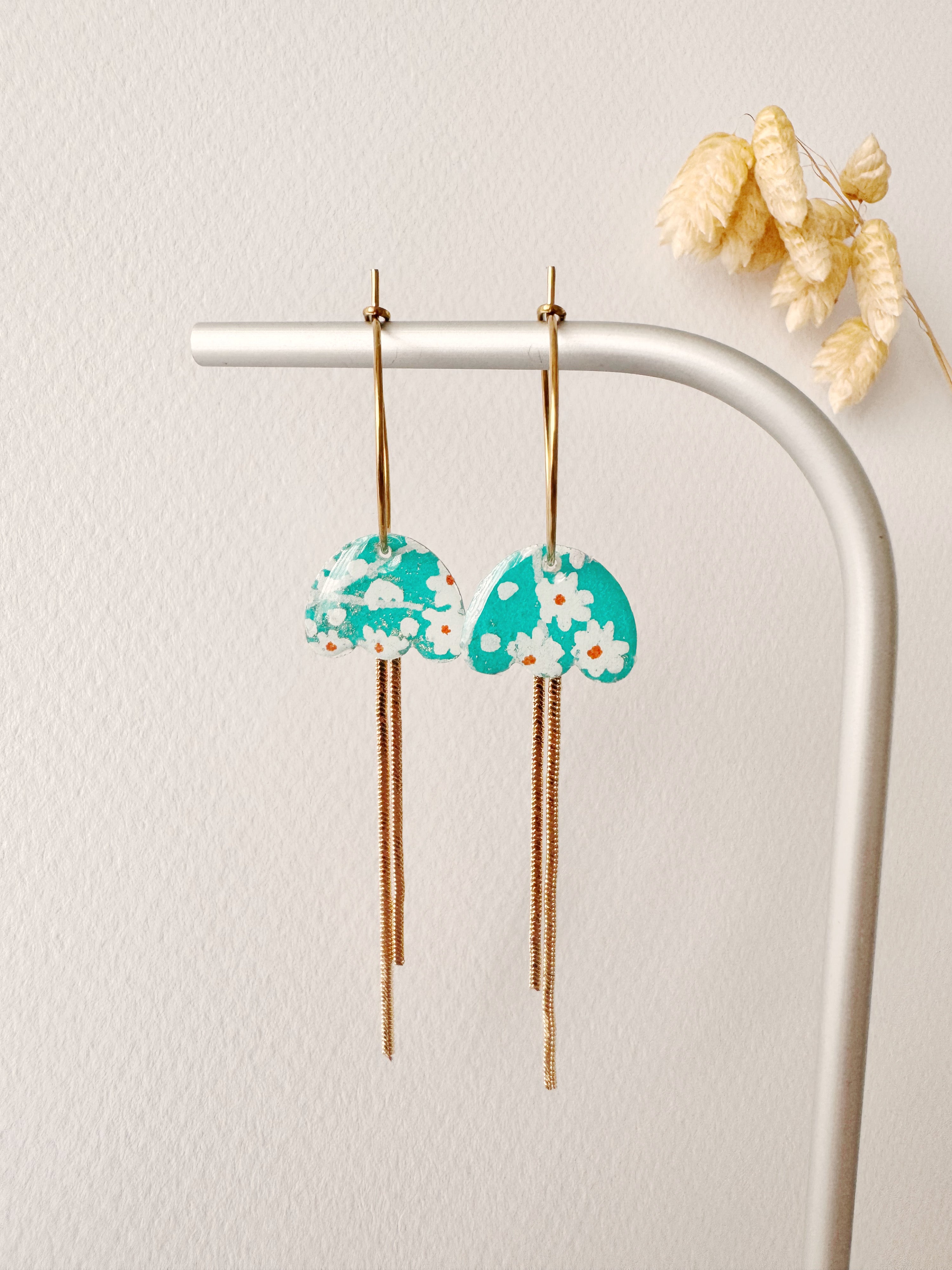 Boucles pendantes MIKI, blanc, bleu, doré, motif fleurs