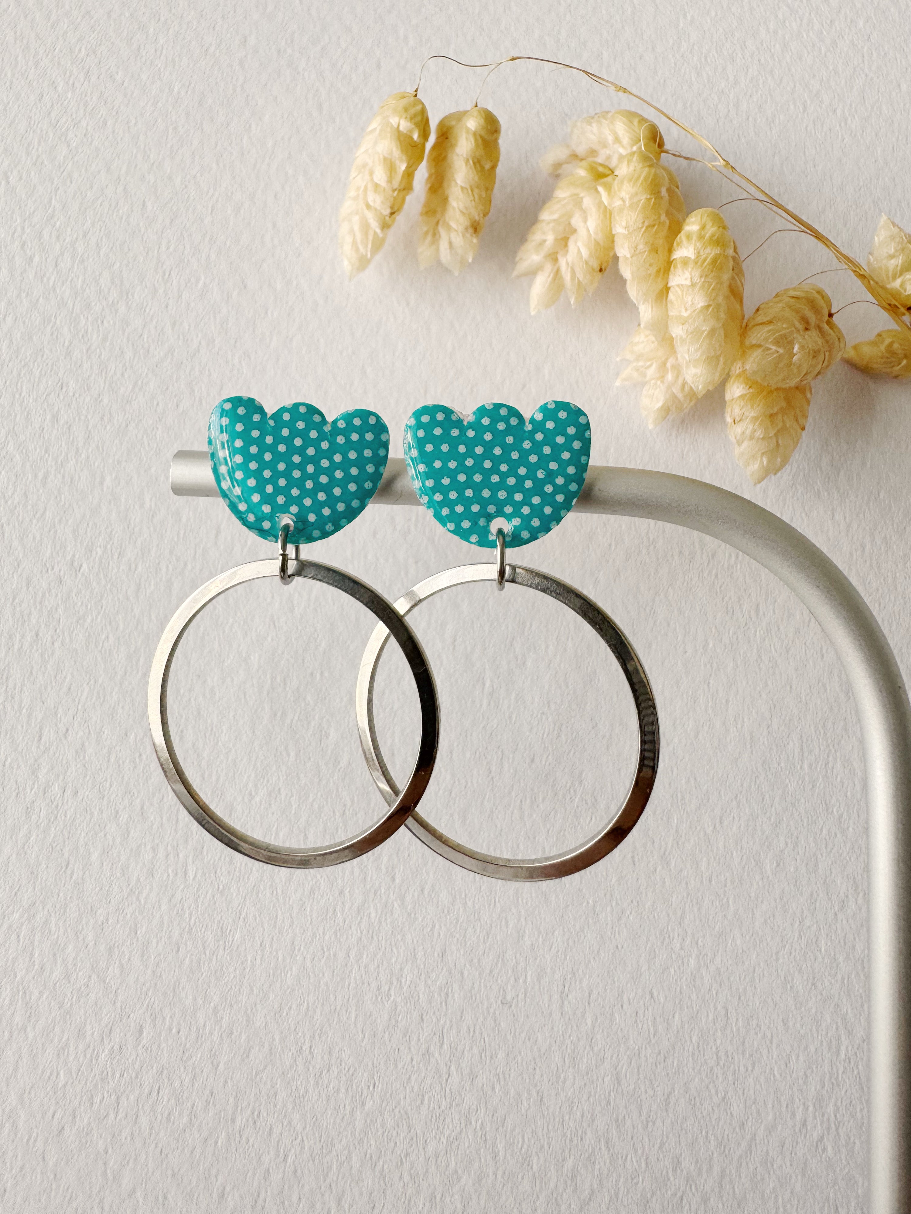 Boucles pendantes MALIA, bleu turquoise, blanc, argenté, motif pois