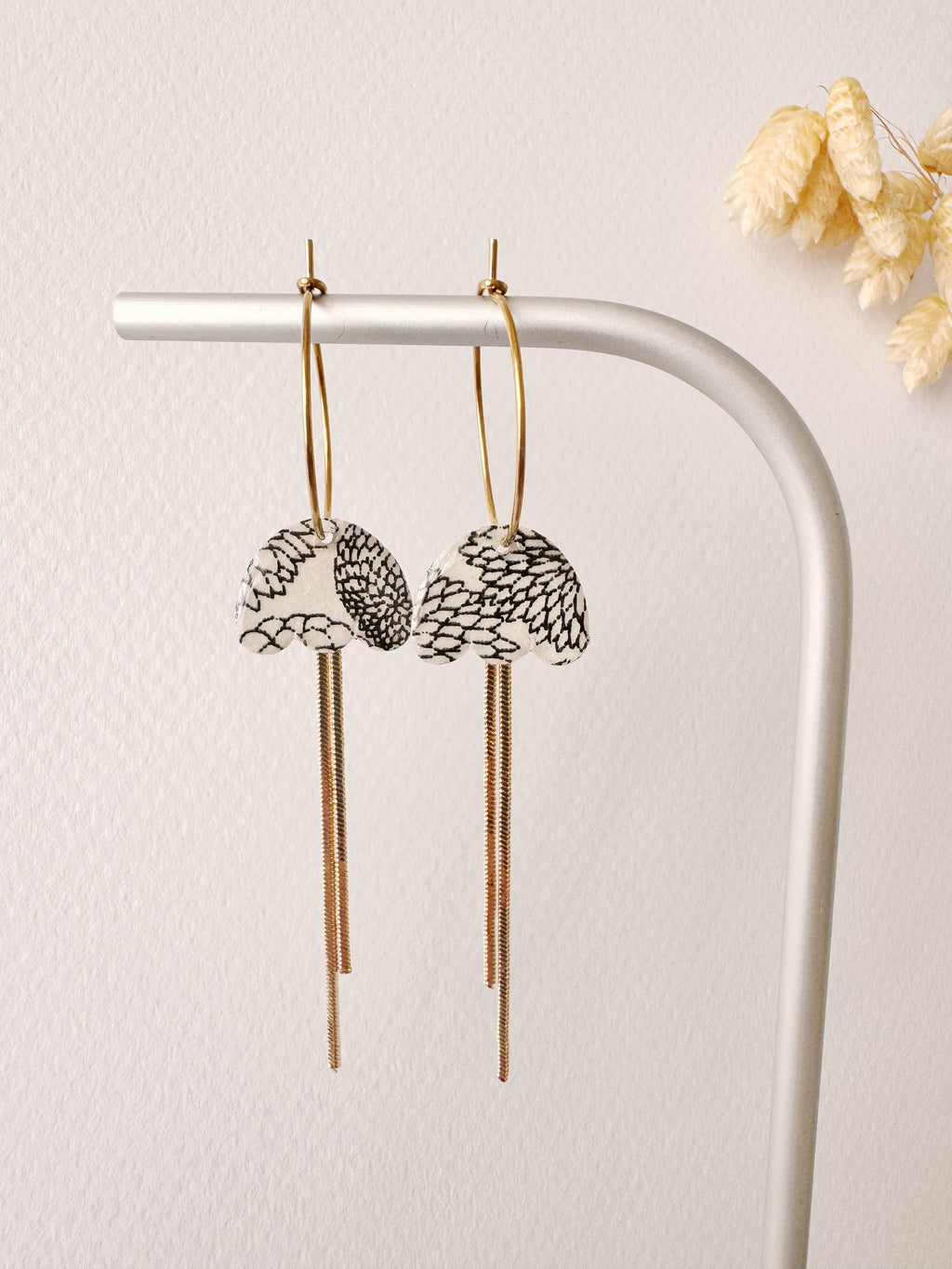 Boucles pendantes MIKI, blanc, noir, doré, motif fleurs
