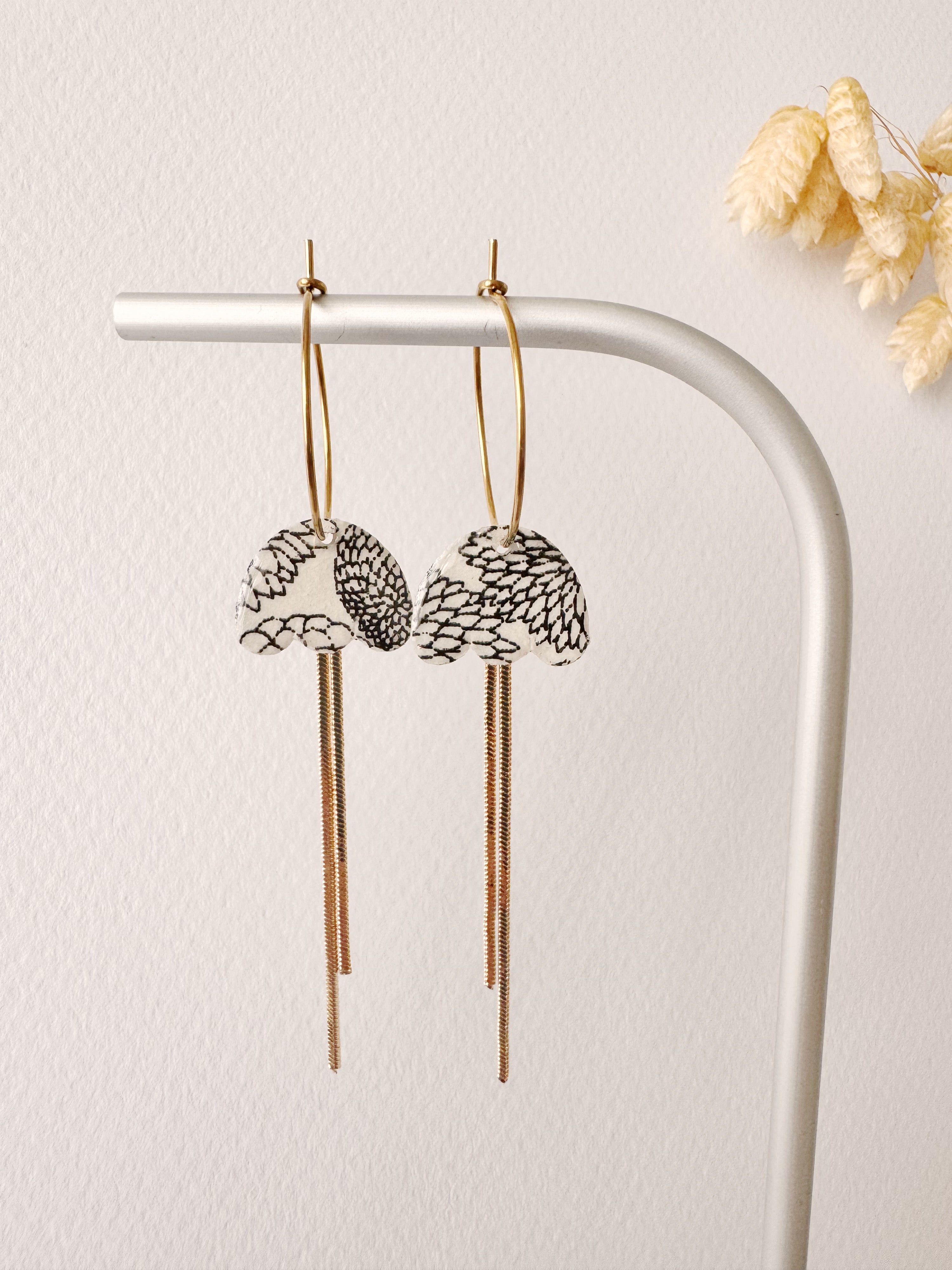 Boucles pendantes MIKI, blanc, noir, doré, motif fleurs