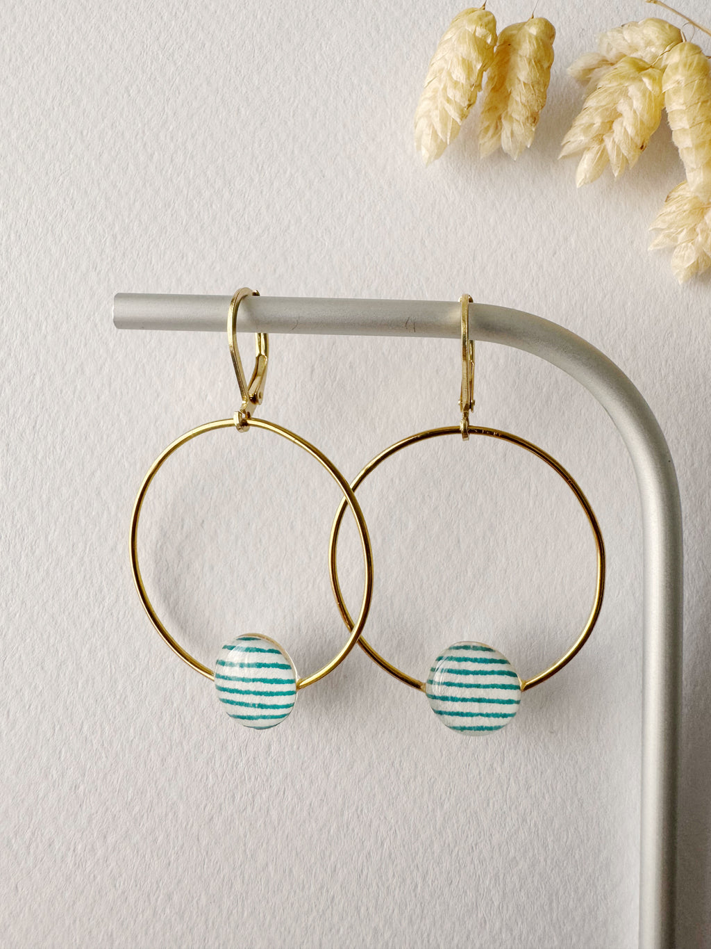 Boucles pendantes JADE, bleu turquoise, blanc, doré, motif rayure