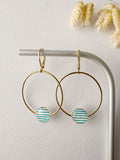 Boucles pendantes JADE, bleu turquoise, blanc, doré, motif rayure