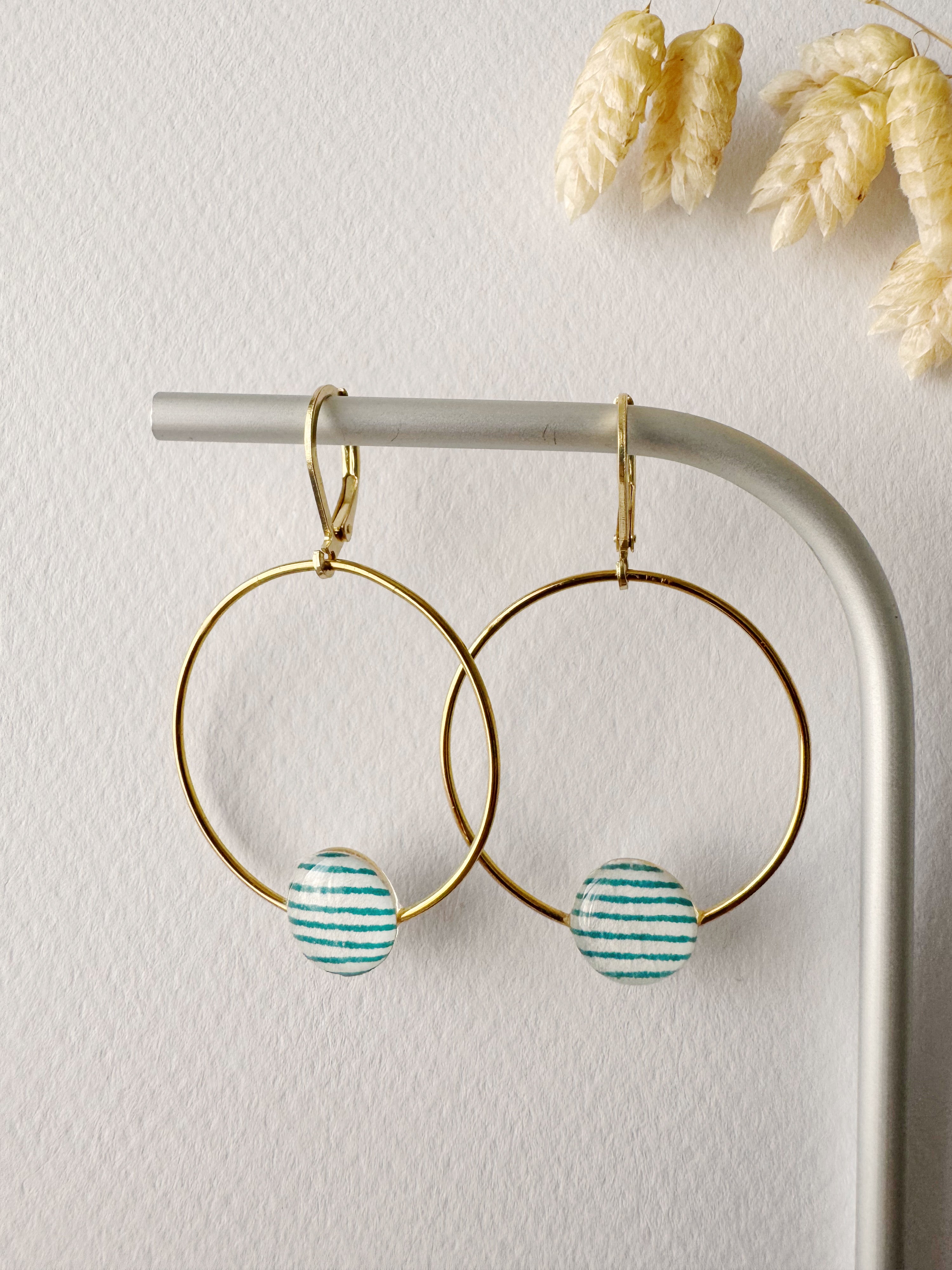 Boucles pendantes JADE, bleu turquoise, blanc, doré, motif rayure