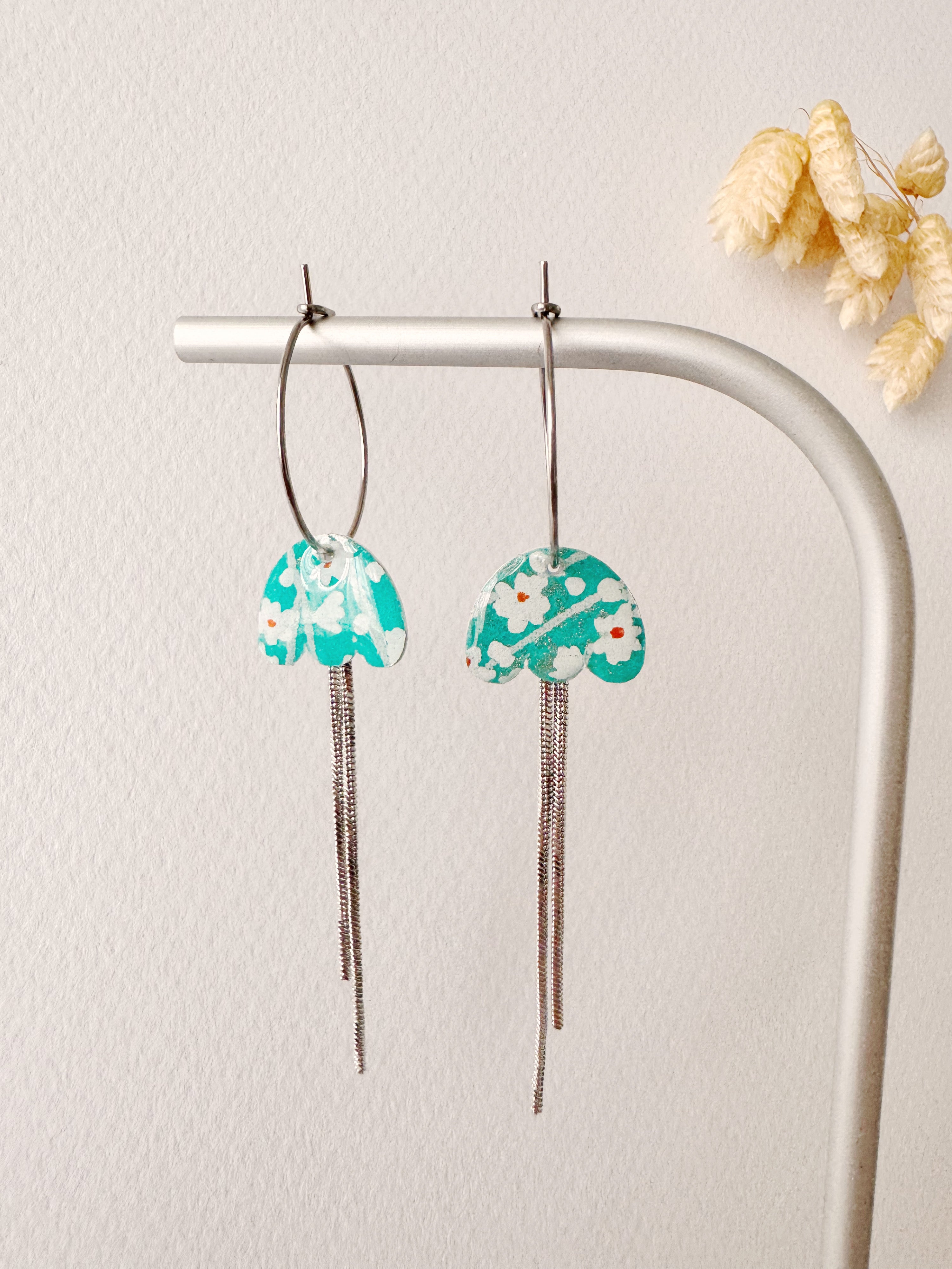 Boucles pendantes MIKI, blanc, bleu, argenté, motif fleurs