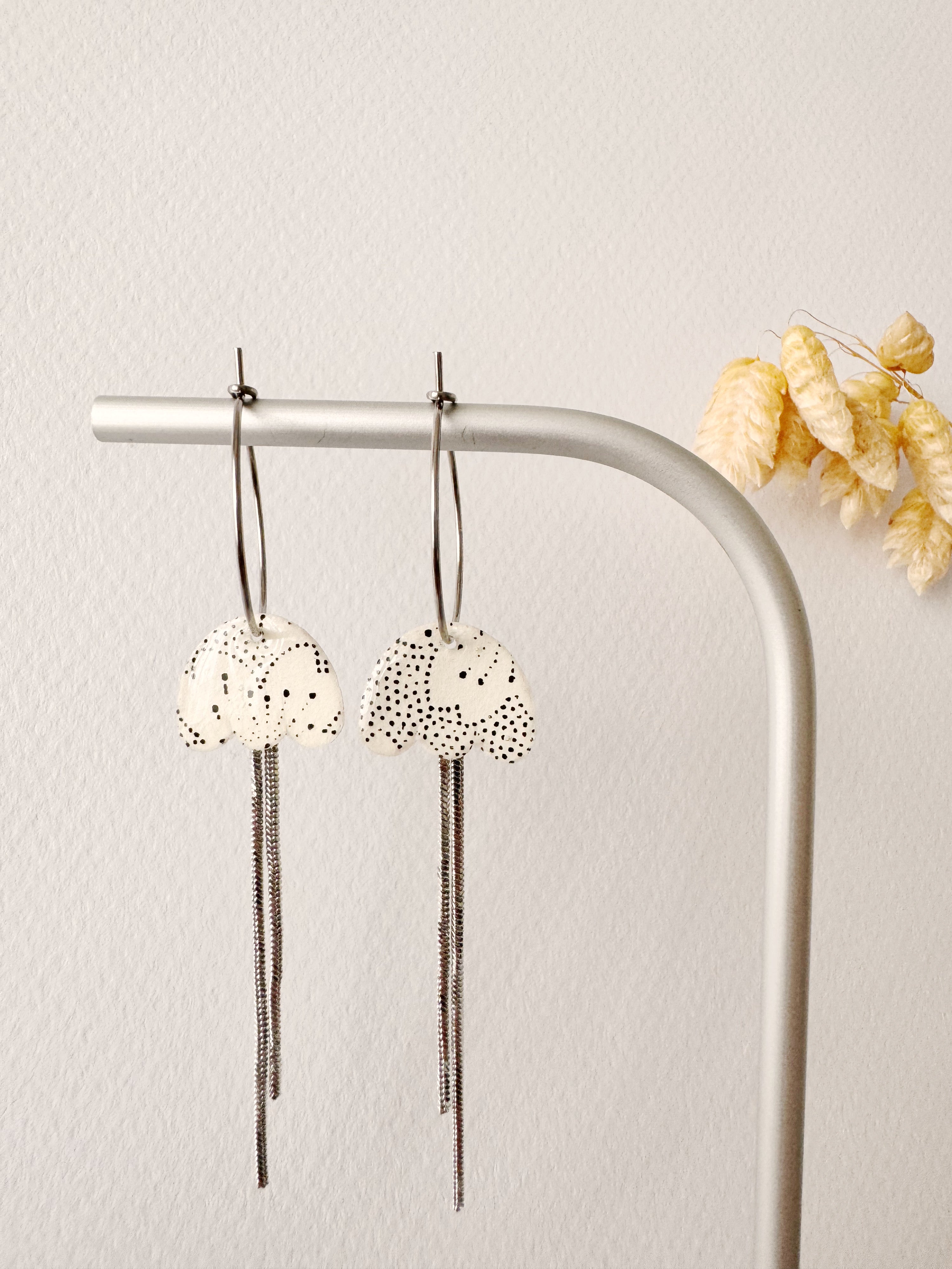Boucles pendantes MIKI, blanc, noir, argenté, motif fleurs
