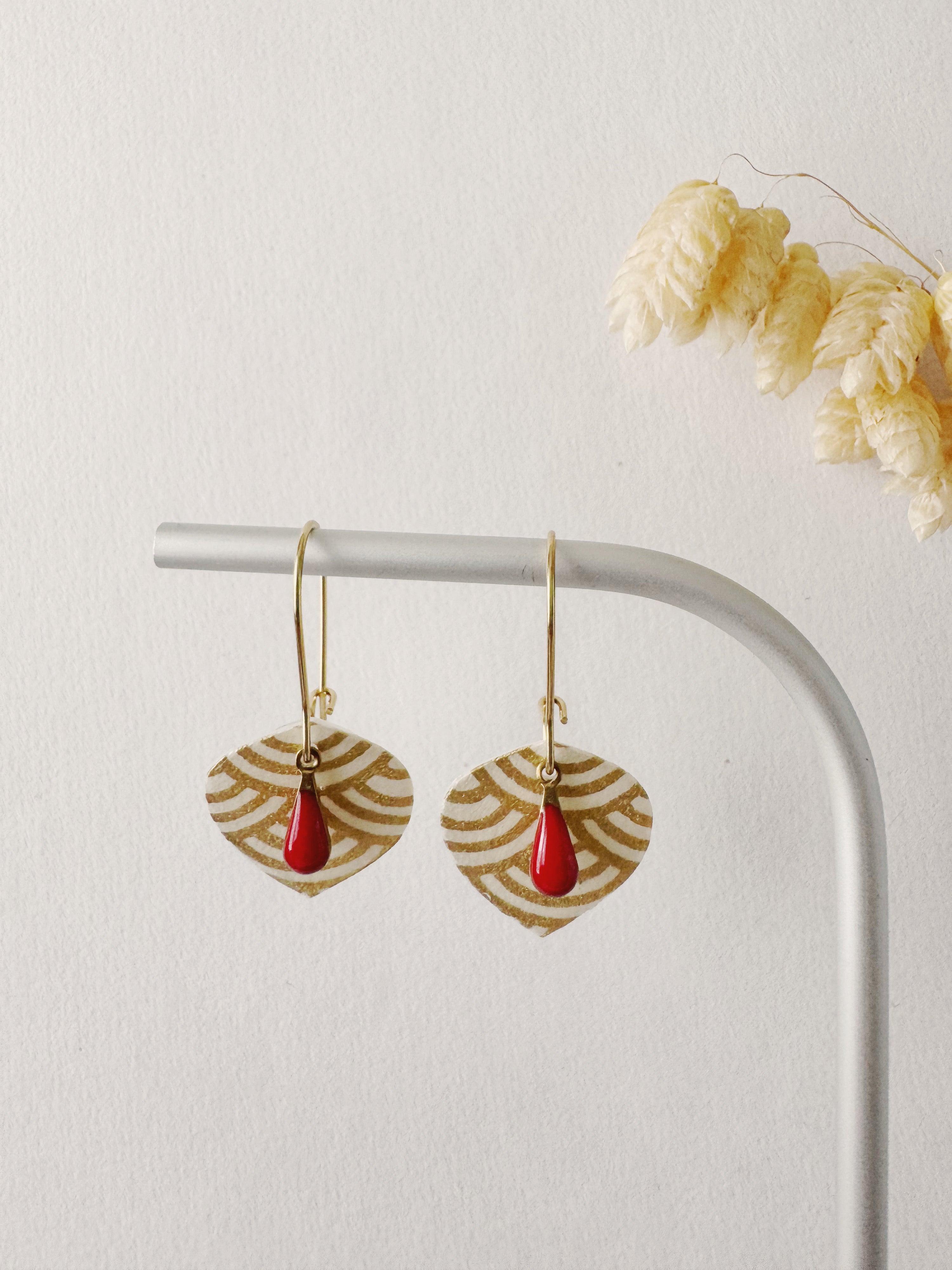 Boucles pendantes YUMI, blanc, doré, rouge, motif japonais
