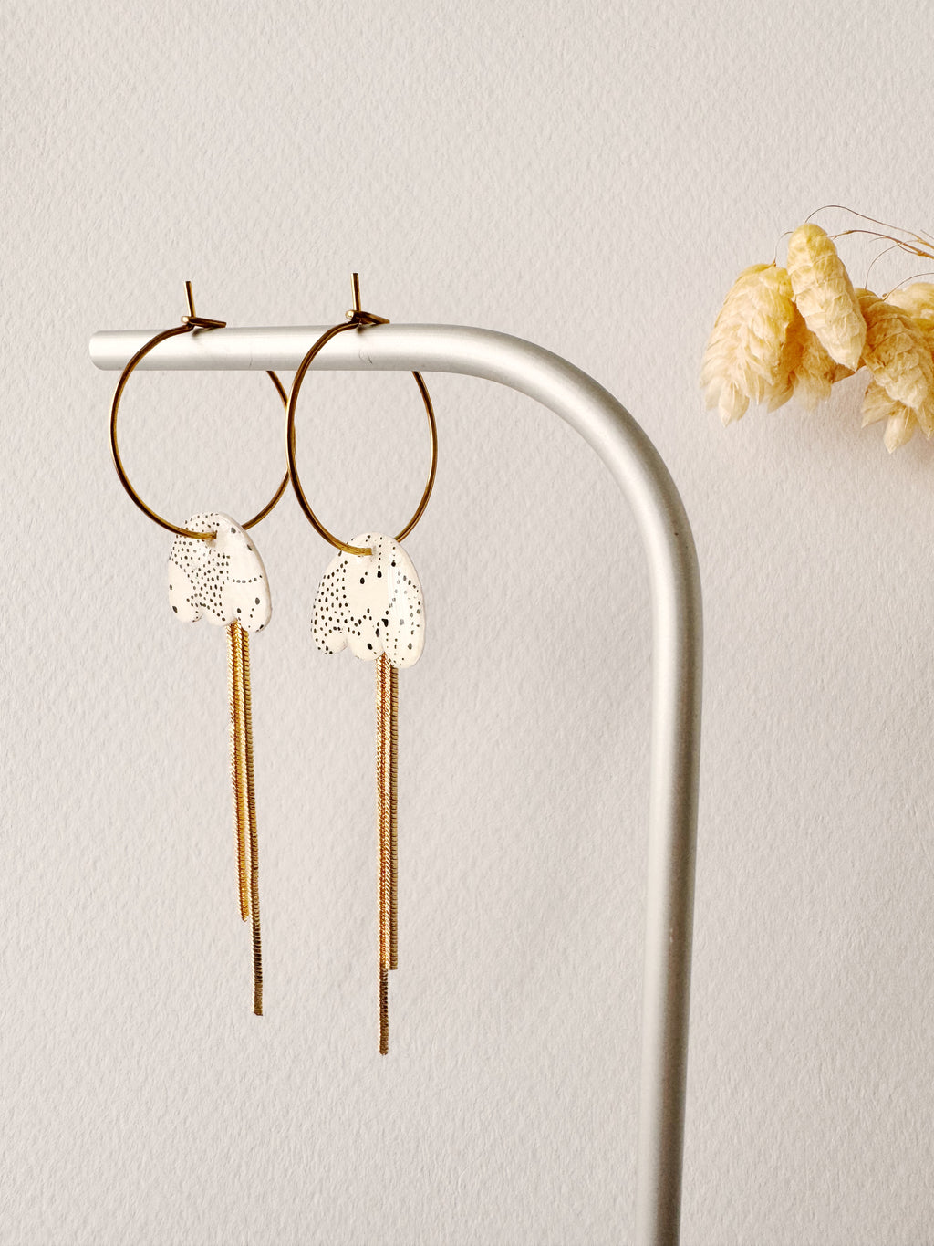 Boucles pendantes MIKI, blanc, noir, doré, motif fleurs