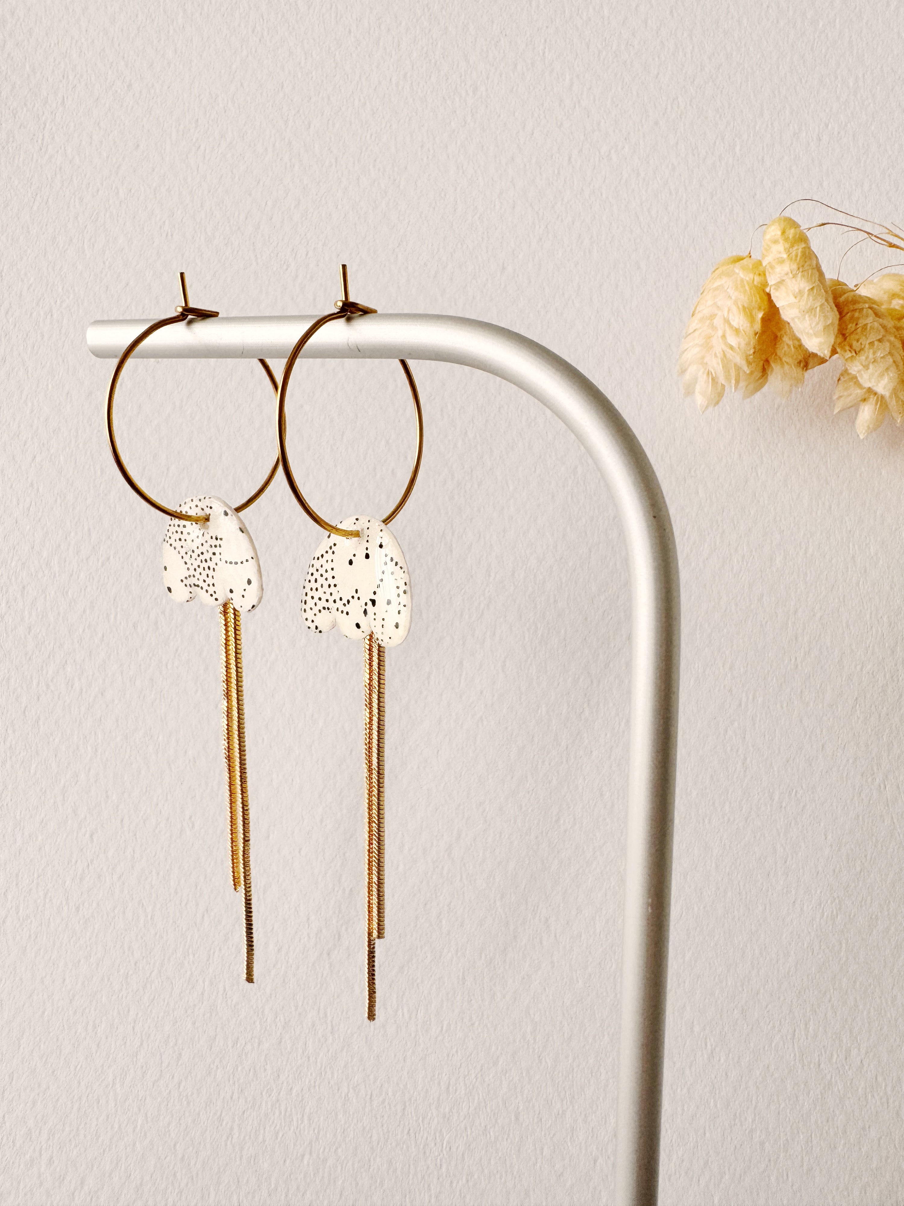 Boucles pendantes MIKI, blanc, noir, doré, motif fleurs
