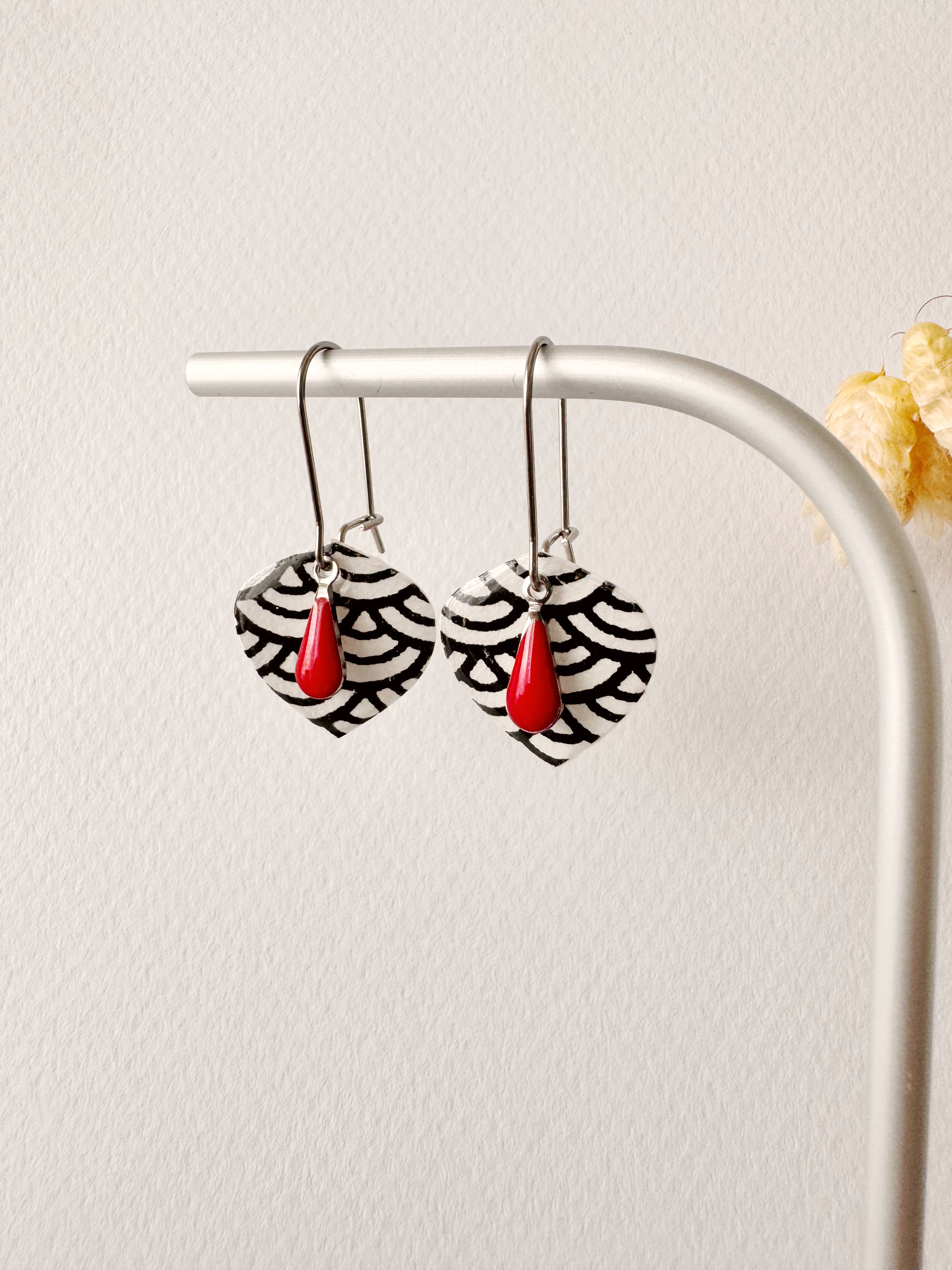 Boucles pendantes YUMI, noir, rouge, argenté, motif japonais