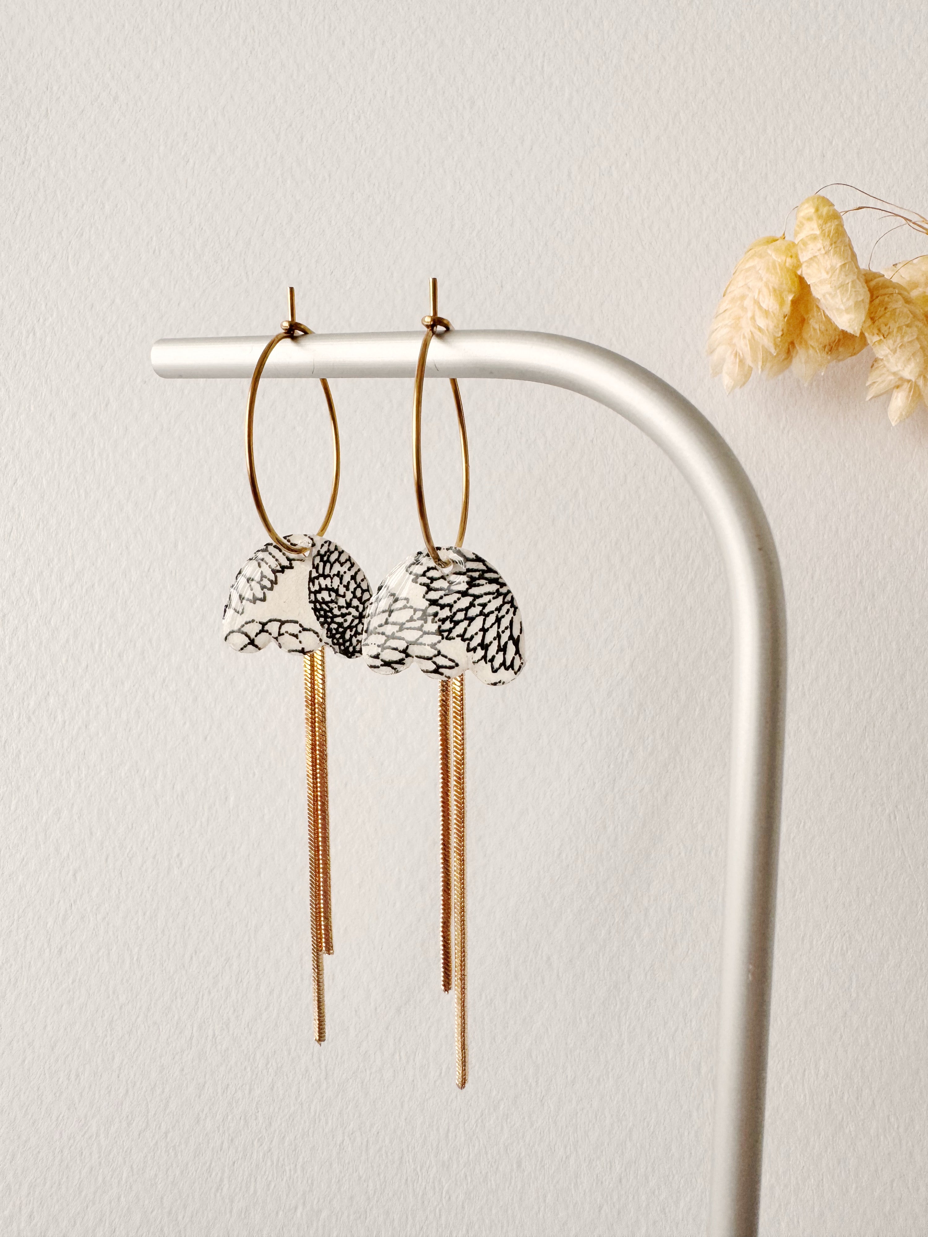 Boucles pendantes MIKI, blanc, noir, doré, motif fleurs