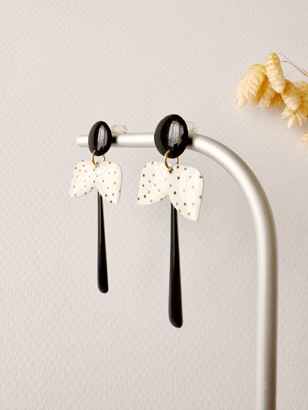 Boucles pendantes LILO, noir, blanc, motif pois