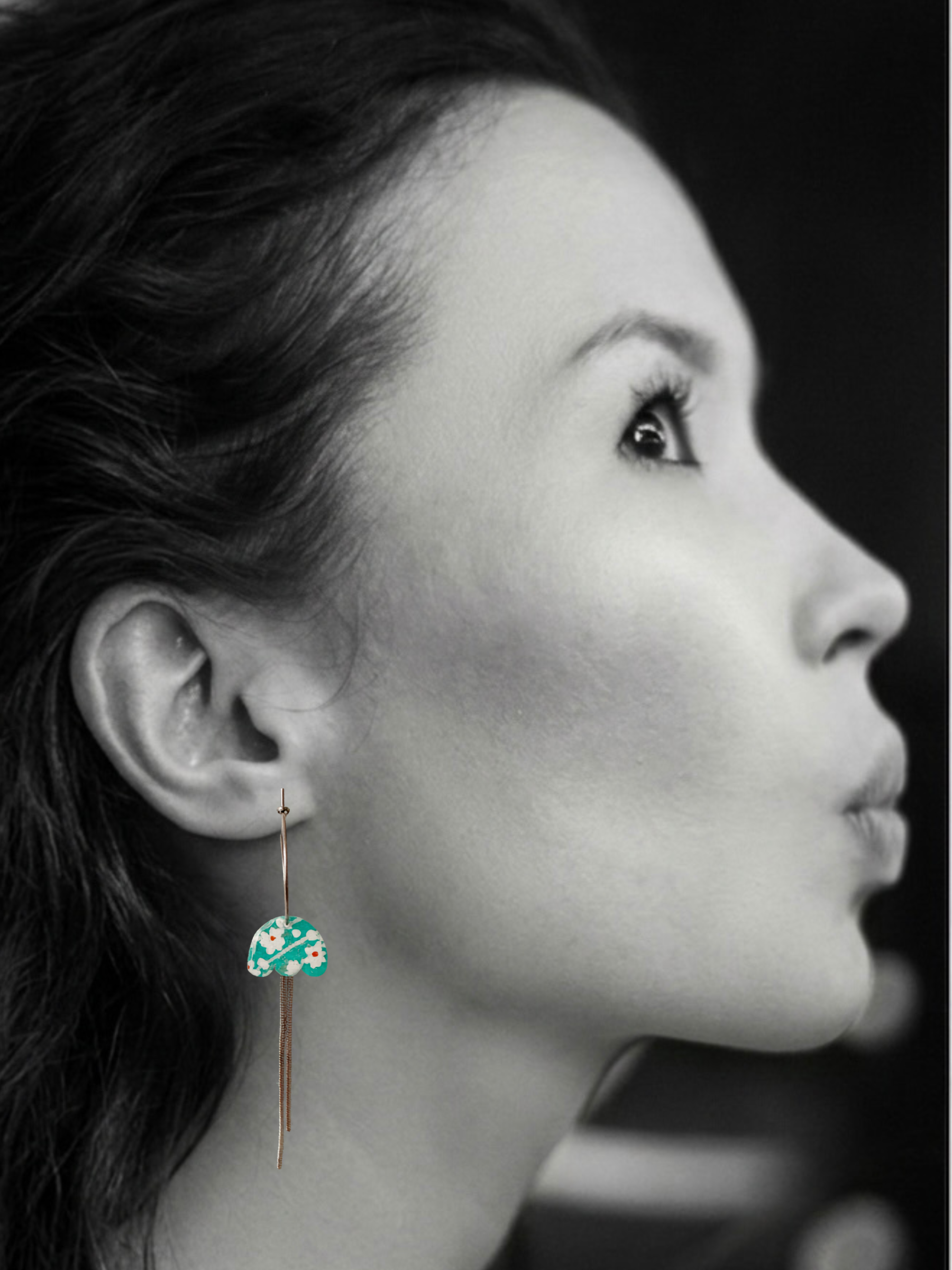 Boucles pendantes MIKI, blanc, bleu, argenté, motif fleurs