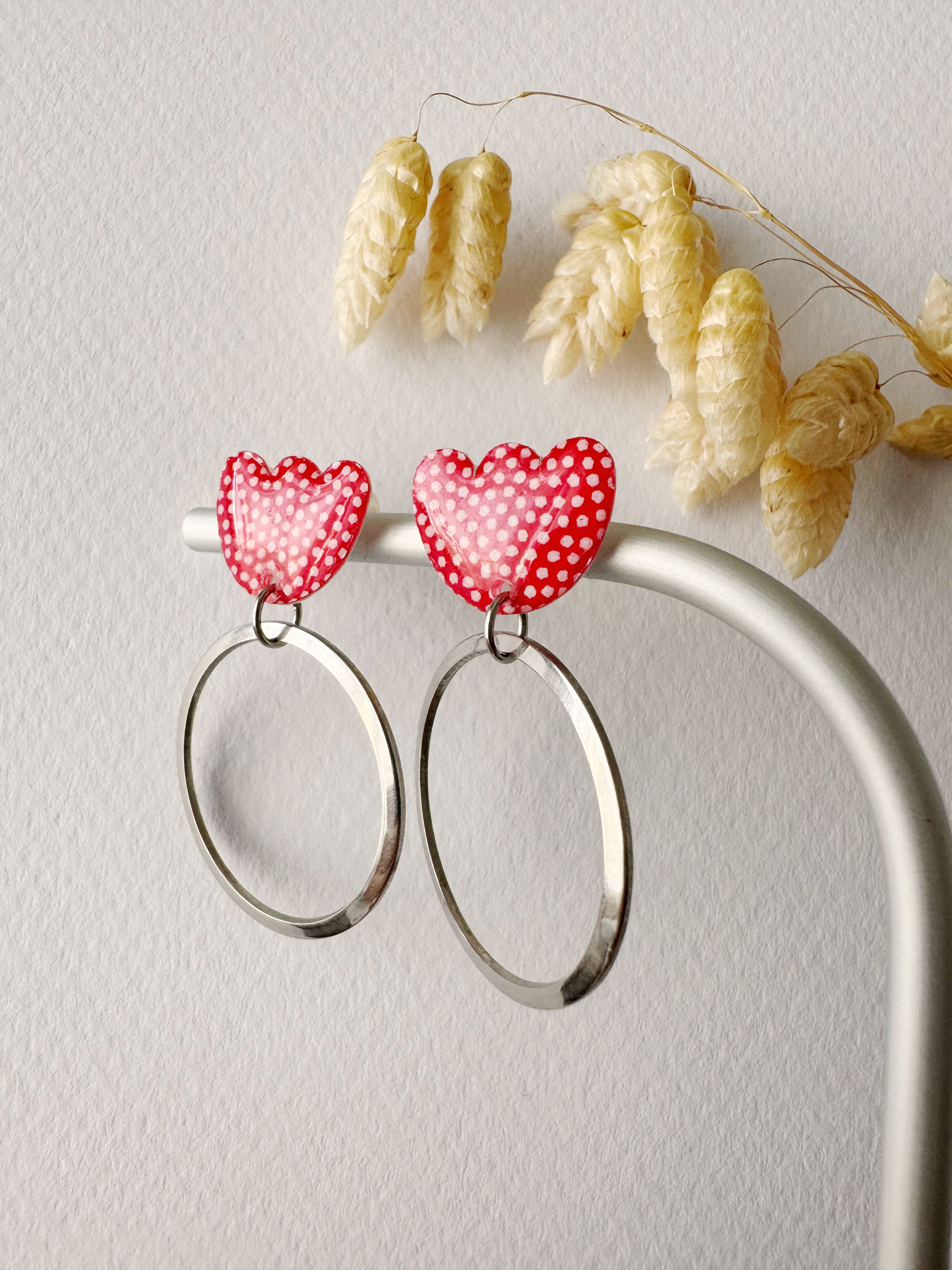 Boucles pendantes MALIA, rouge, blanc, argenté, motif pois