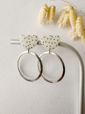Boucles pendantes MALIA, blanc, noir, argenté, motif pois