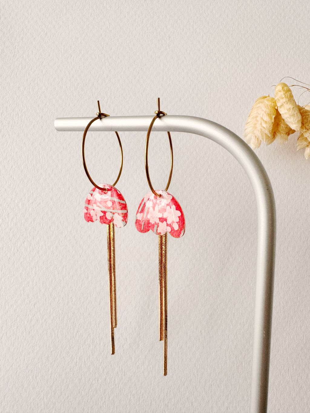 Boucles pendantes MIKI, blanc, rose, doré, motif fleurs