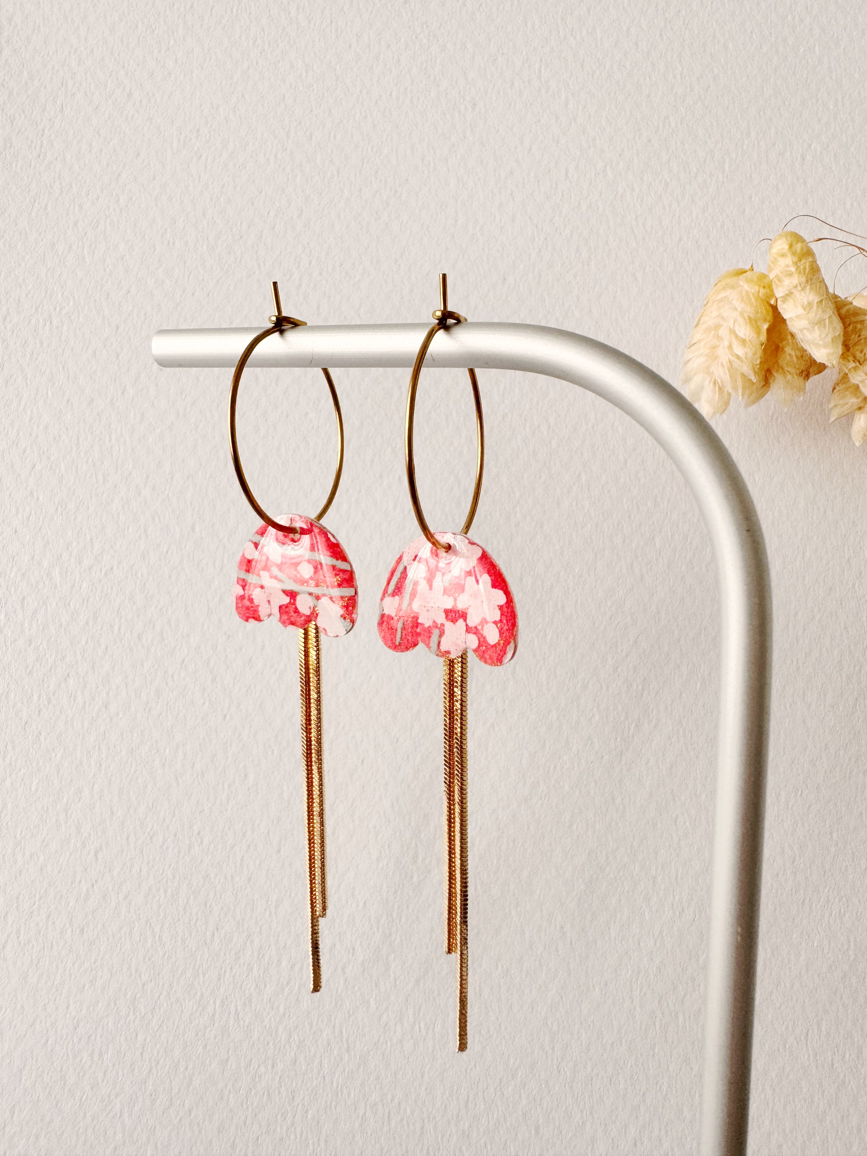 Boucles pendantes MIKI, blanc, rose, doré, motif fleurs